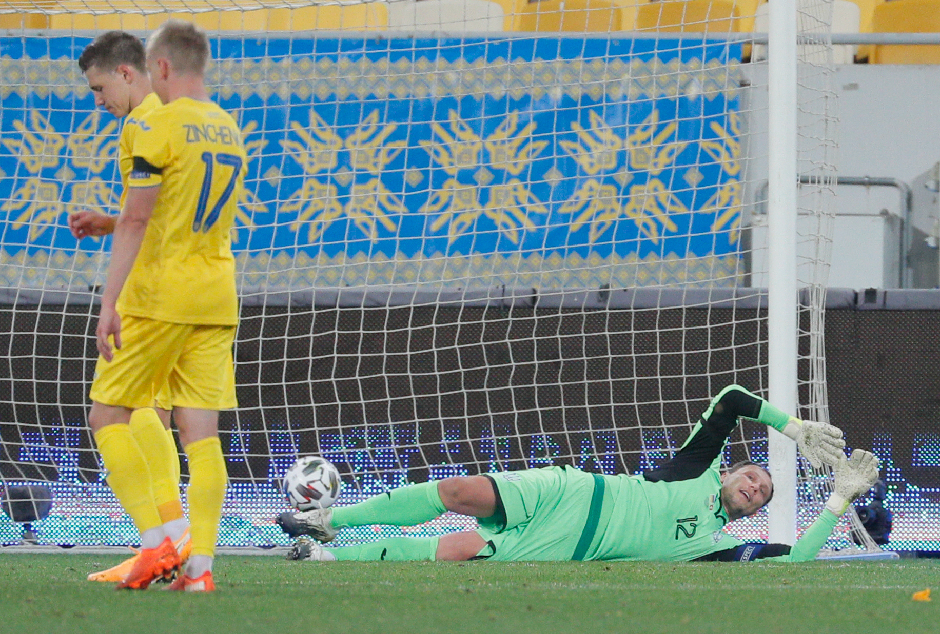 epa08644750 Andriy Pyatov (R) goalkeeper of Ukraine missing a goal during the UEFA Nations League group stage soccer match between Ukraine and Switzerland in Lviv, Ukraine, 03 September 2020.  EPA-EFE/SERGEY DOLZHENKO