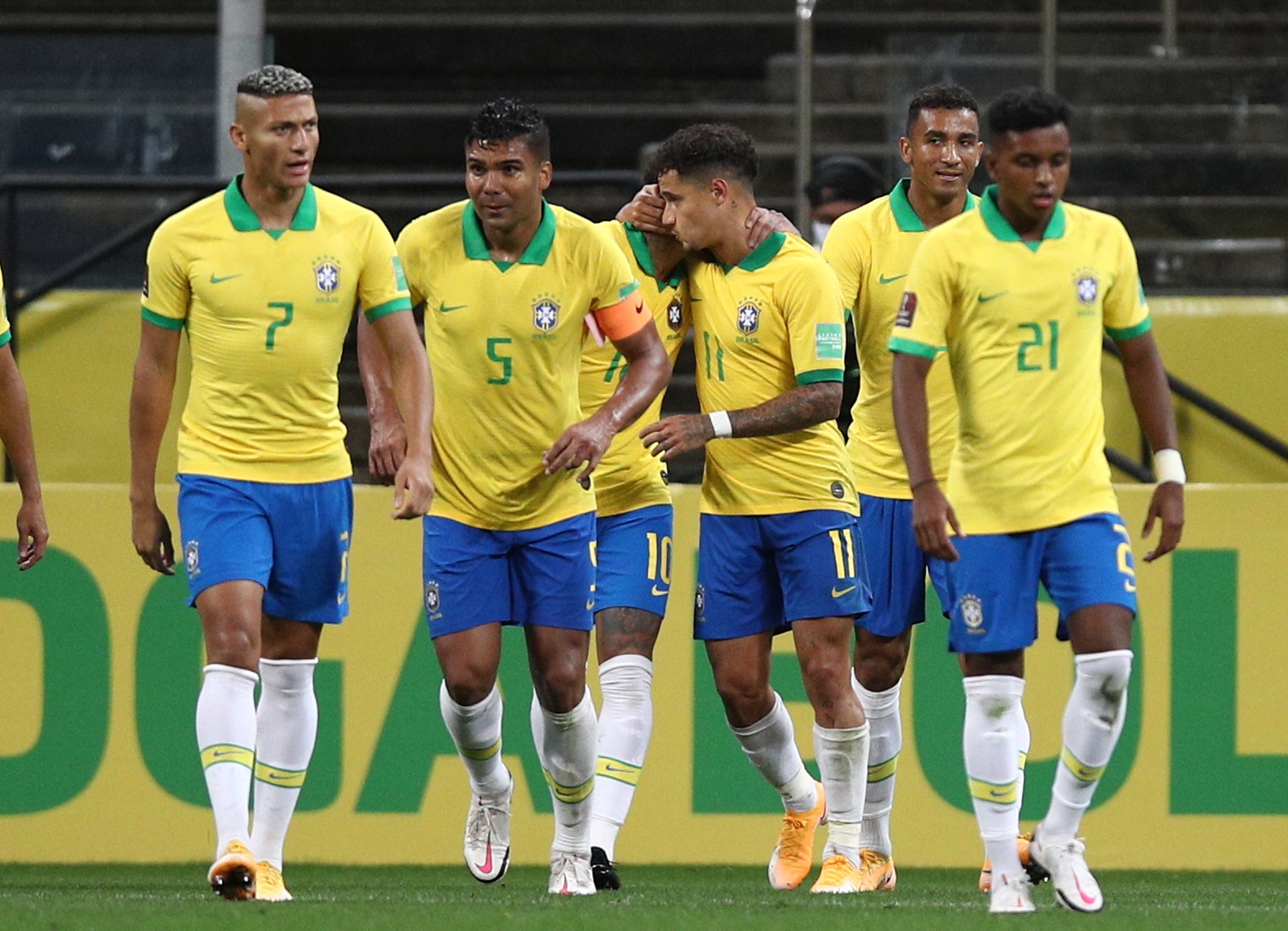 epa08733333 Brazil's players celebrate after scoring against Bolivia during a South American qualifying match for the Qatar 2022 World Cup, at the Arena de Sao Paulo stadium in Sao Paulo, Brazil, 09 October 2020.  EPA-EFE/Buda Mendes / POOL
