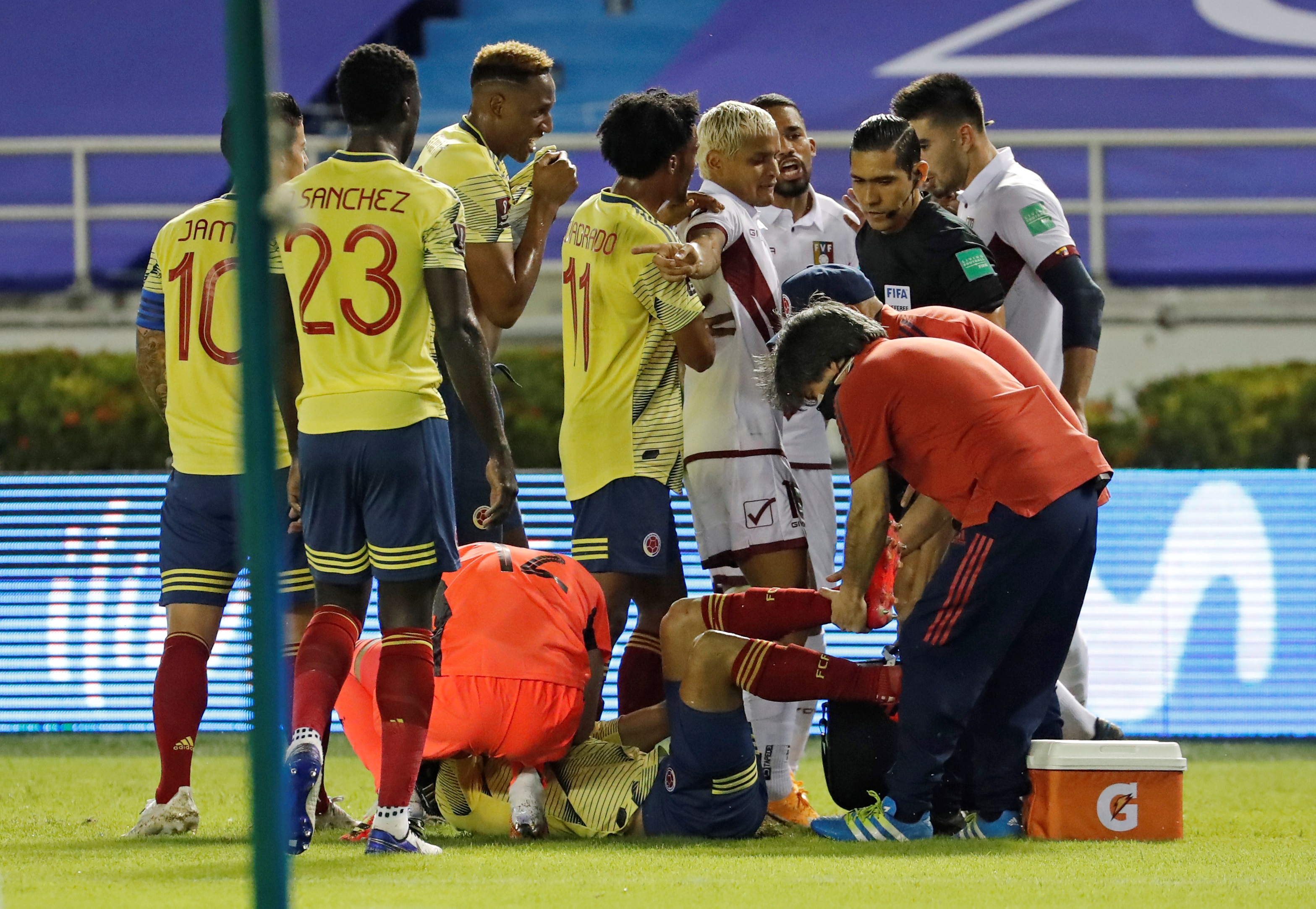 epa08733238 Doctors treat Colombian player Santiago Arias (C) after he was injured during a qualifying match for the Qatar 2022 World Cup, between Colombia and Venezuela in Barranquilla, Colombia, 09 October 2020.  EPA-EFE/Mauricio Duenas / POOL