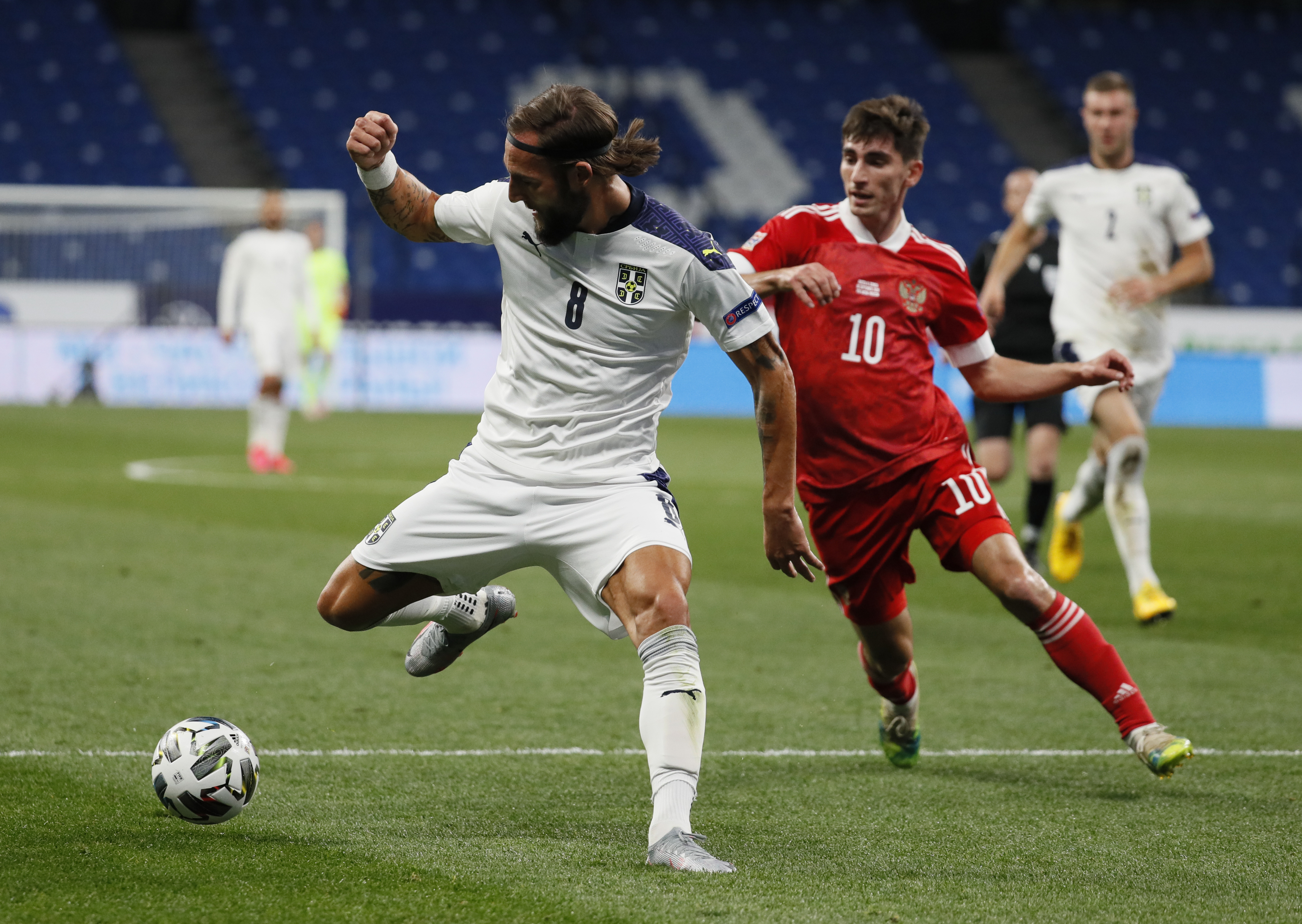 epa08644655 Zelimkhan Bakaev (R) of Russia in action against Nemanja Gudelj (L) of Serbia during  the UEFA Nations League Group stage match between Russian and Serbia in Moscow, Russia, 03 September 2020.  EPA-EFE/YURI KOCHETKOV