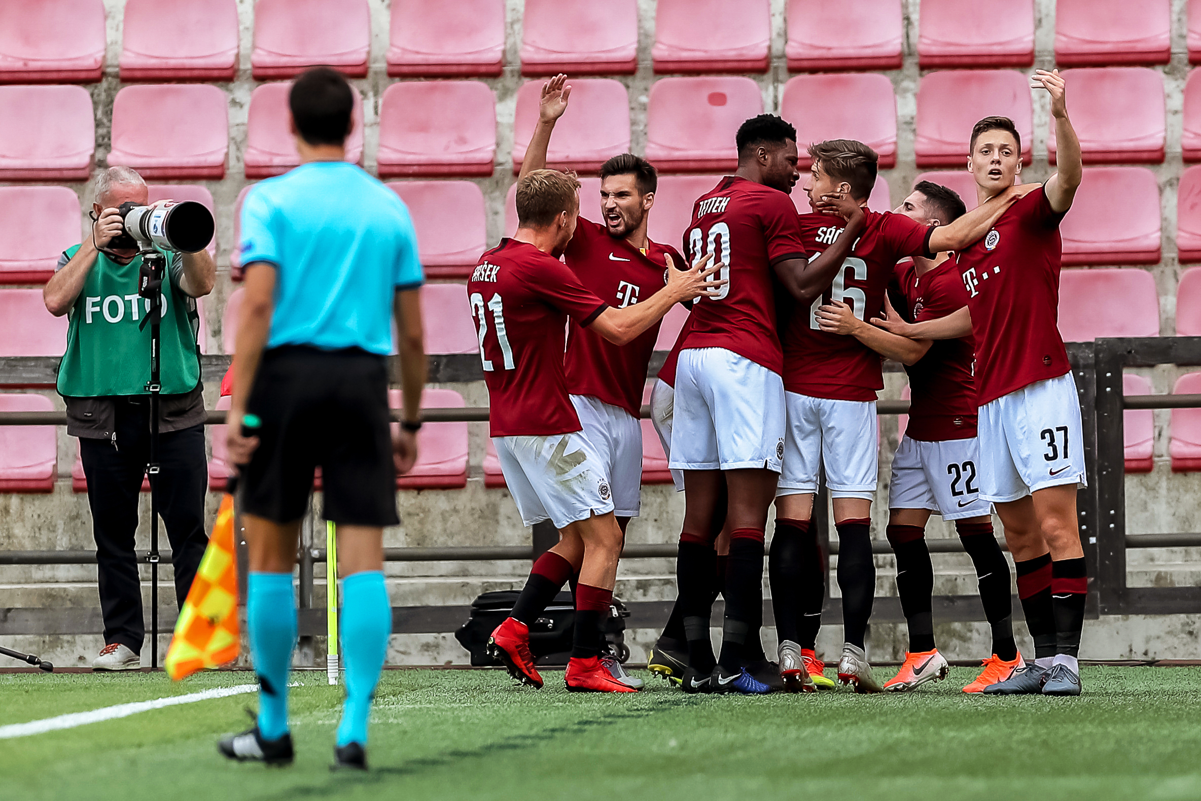 epa07762399 Players of Sparta Prague celebrate their 1-0 lead during the UEFA Europa League third qualifying round, first leg soccer match between Sparta Prague and Trabzonspor in Prague, Czech Republic, 08 August 2019.  EPA-EFE/MARTIN DIVISEK
