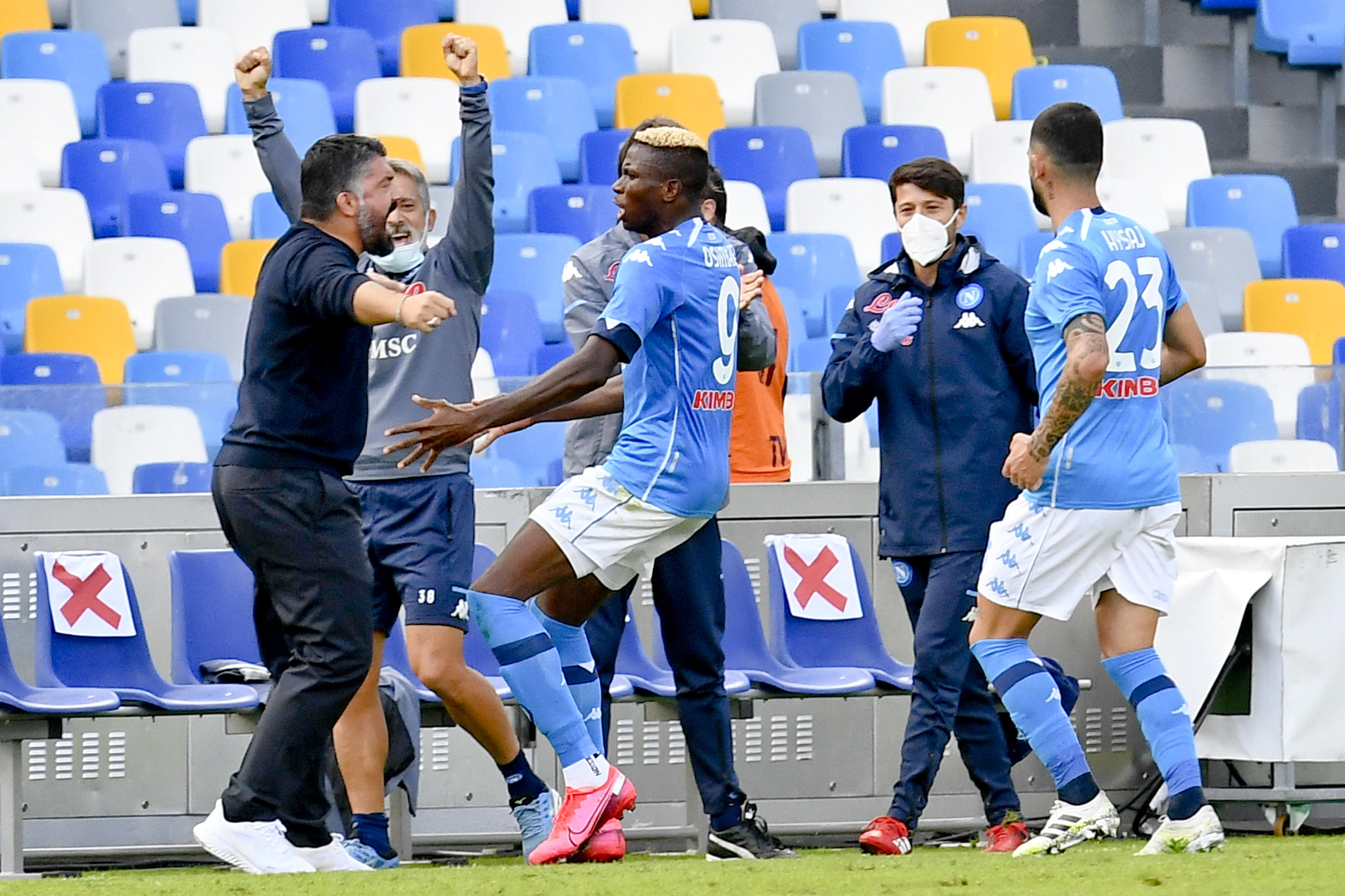 epa08752835 Napoli's forward Victor Osimhen (C) jubilates with his coach Gennaro Gattuso (L) after scoring during the Italian Serie A soccer match SSC Napoli vs Atalanta BC at the San Paolo stadium in Naples, Italy, 17 october 2020.  EPA-EFE/CIRO FUSCO