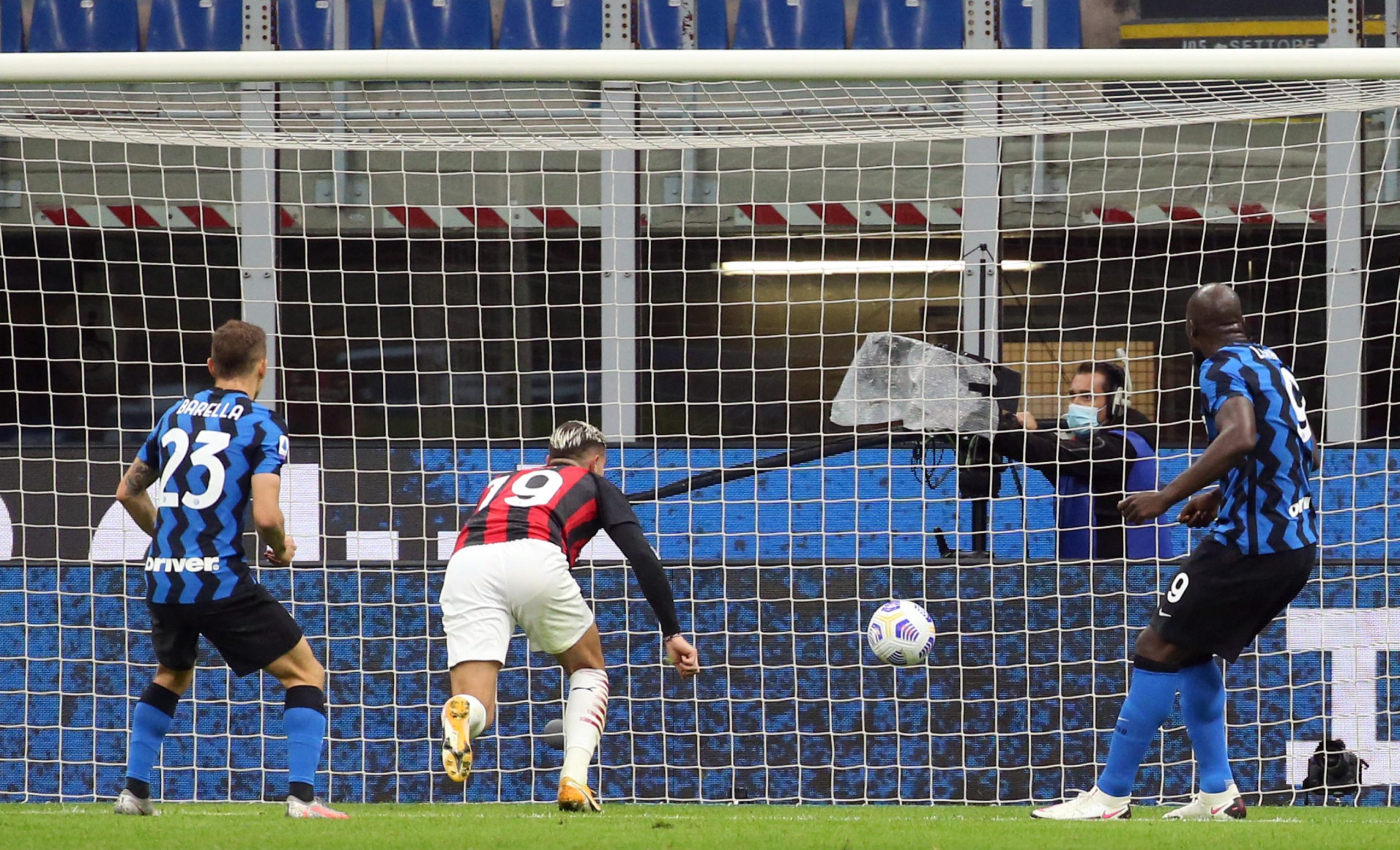 epa08753426 Inter Milan's Romelu Lukaku (R) scores the 1-2 goal during the Italian Serie A soccer match  FC Inter vs AC Milan at Giuseppe Meazza stadium in Milan, Italy, 17 October 2020.  EPA-EFE/MATTEO BAZZI