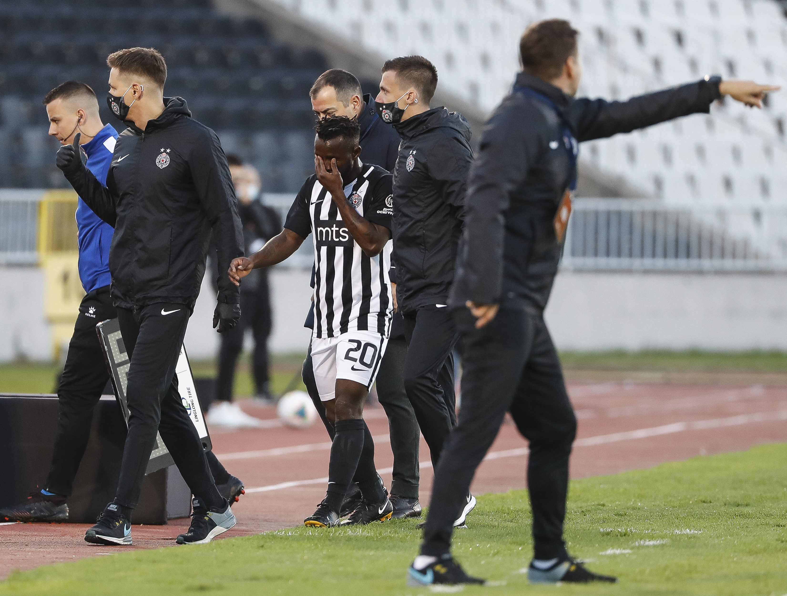 Fudbal Super League Season 2020-2021
Partizan v Crvena Zvezda
Seydouba Soumah (C) povreda injury
Beograd, 18.10.2020.
foto: Srdjan Stevanovic/Starsportphoto ©