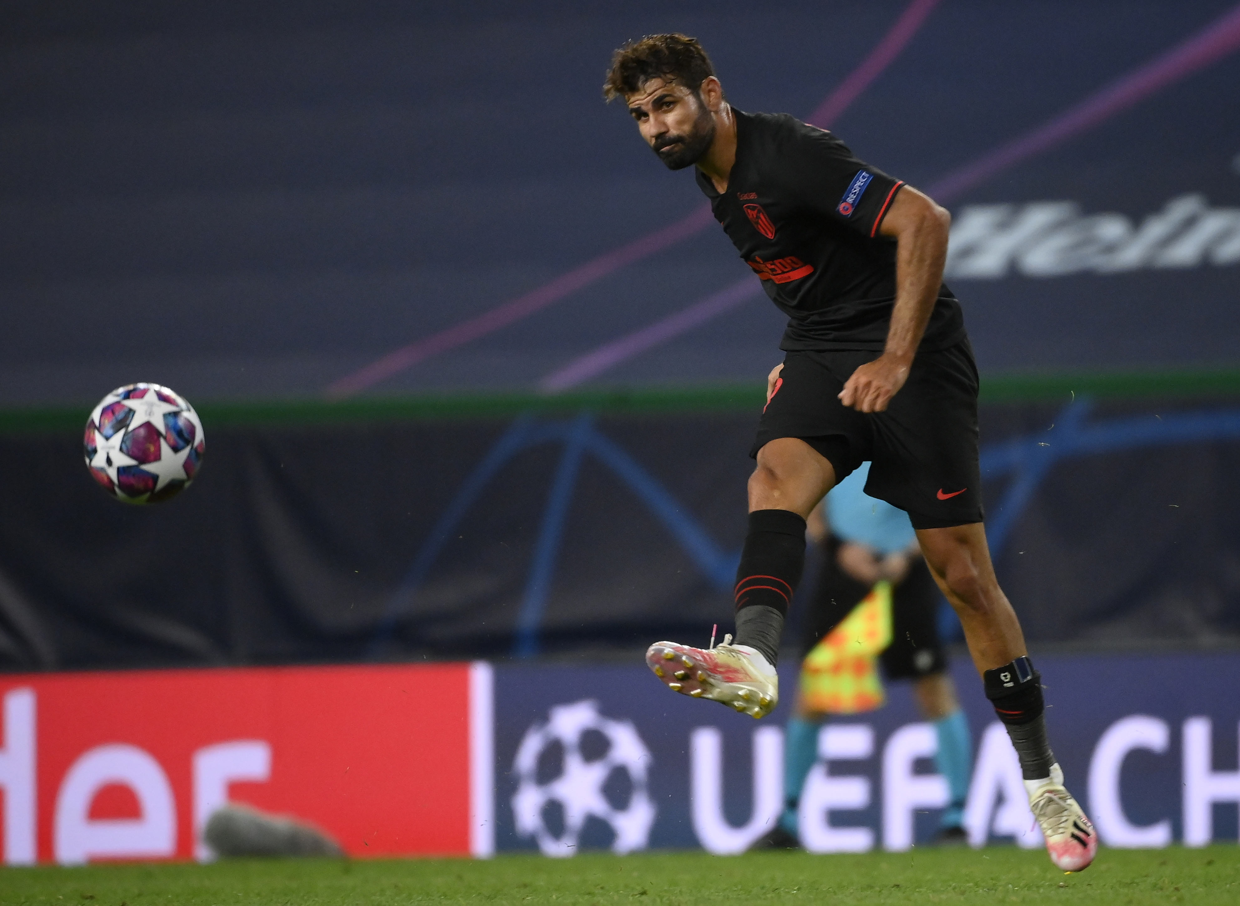 epa08601896 Diego Costa of Atletico in action during the UEFA Champions League quarter final match between RB Leipzig and Atletico Madrid in Lisbon, Portugal, 13 August 2020.  EPA-EFE/Lluis Gene / POOL