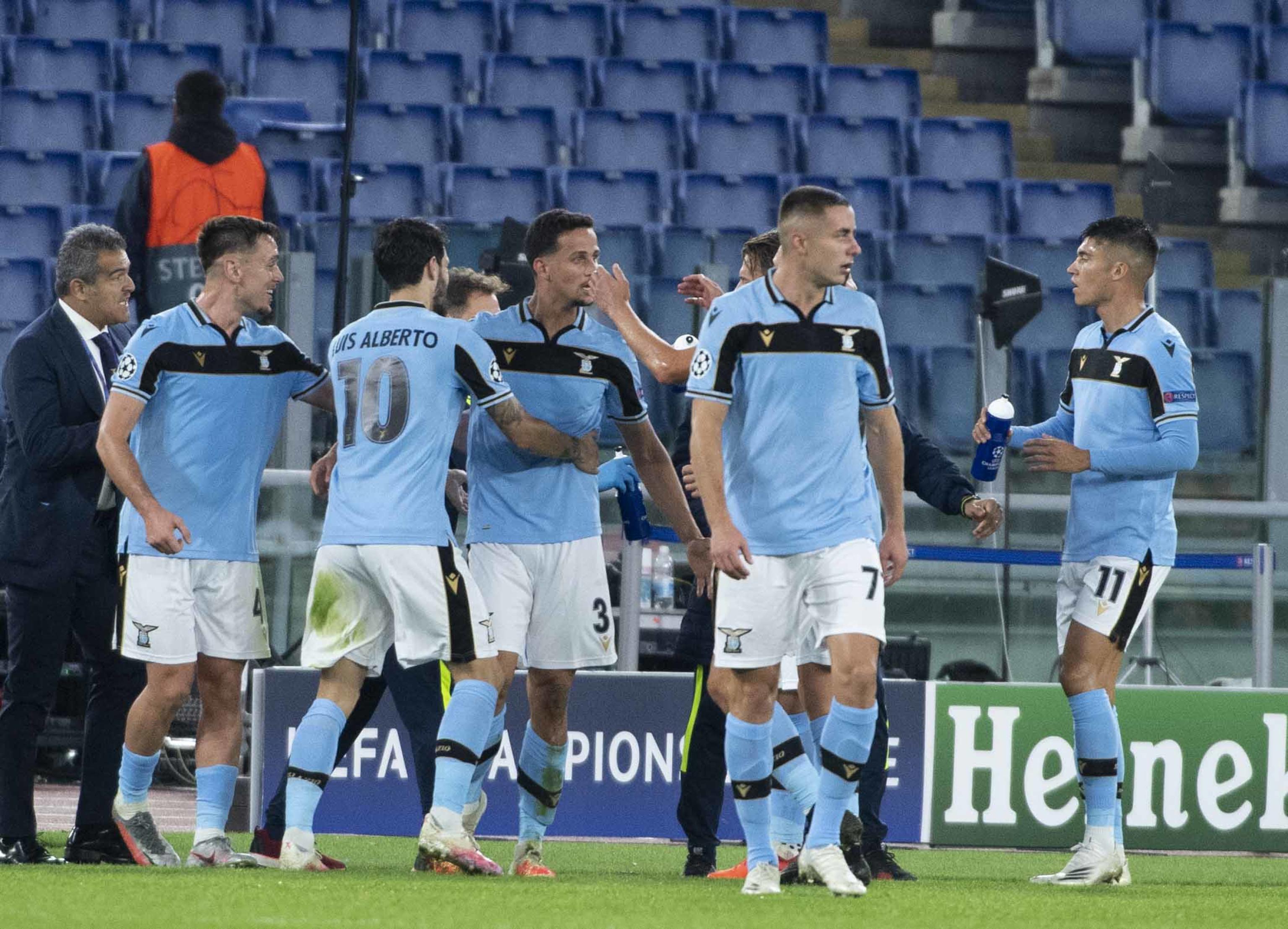epa08760267 Lazio's Luiz Felipe (C) jubilates with teammates after the 2-0 goal during the UEFA Champions League  Group F soccer match between SS Lazio and Borussia Dortmund, at Stadio Olimpico in Rome, Italy, 20 October 2020.  EPA-EFE/MAURIZIO BRAMBATTI