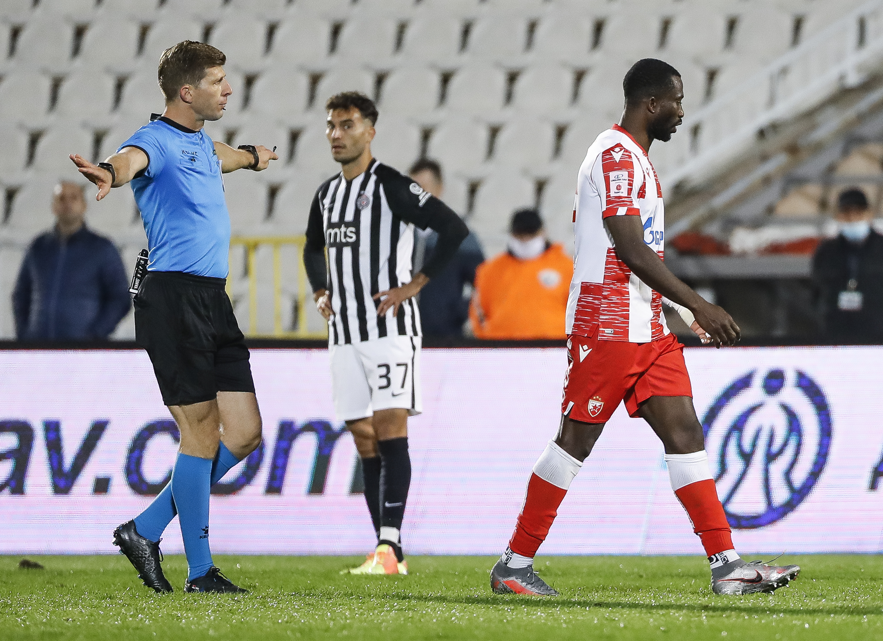 Fudbal Super League Season 2020-2021
Partizan v Crvena Zvezda
referee sudija Novak Simovic (L) show red card to Sekou Junior Sanogo (R)
Beograd, 18.10.2020.
foto: Srdjan Stevanovic/Starsportphoto ©