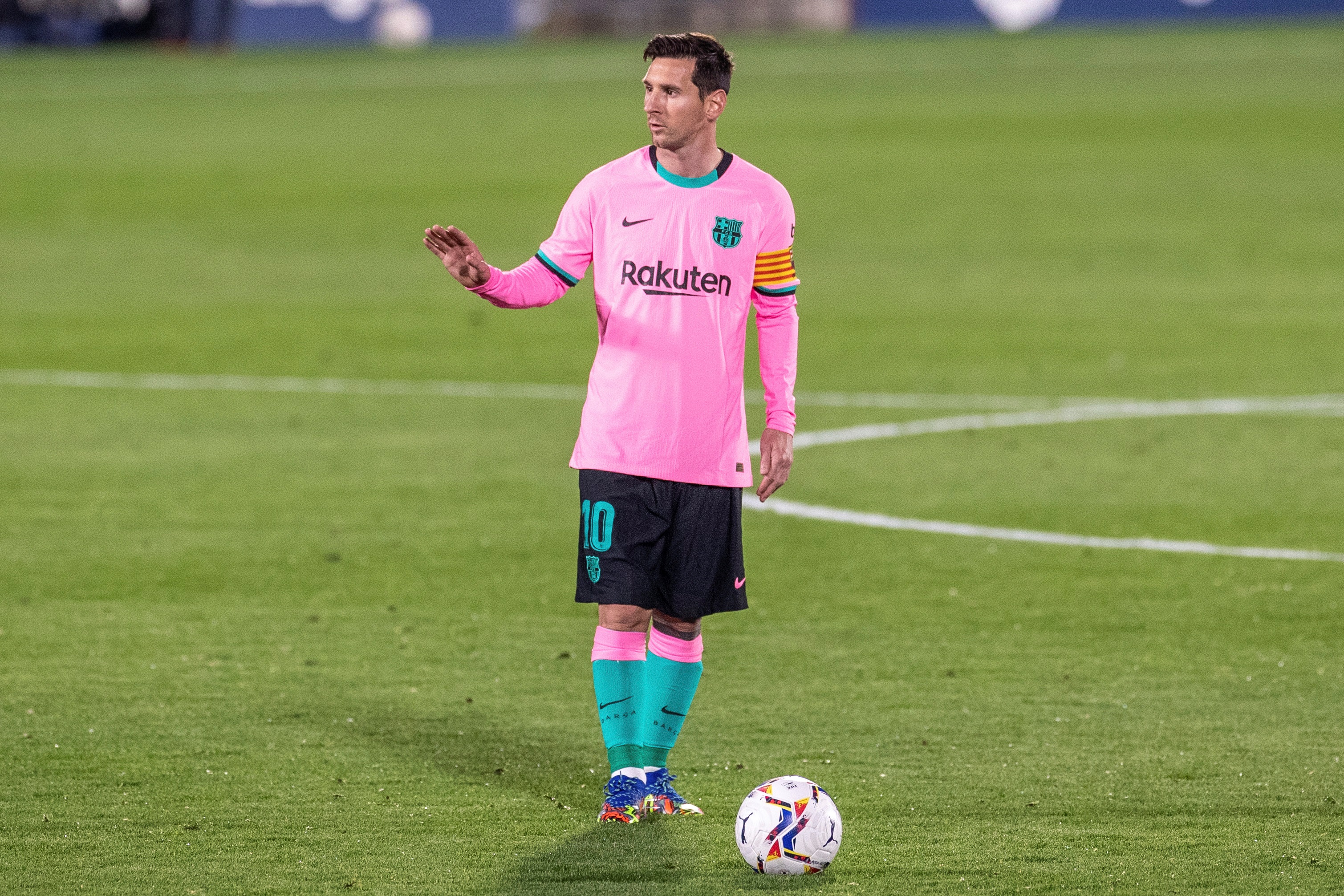 epa08754081 FC Barcelona's Lionel Messi reacts during the Spanish La Liga soccer match between Getafe CF and FC Barcelona at Antonio Perez Coliseum in Getafe, near Madrid, Spain, 17 October 2020.  EPA-EFE/Rodrigo Jimenez