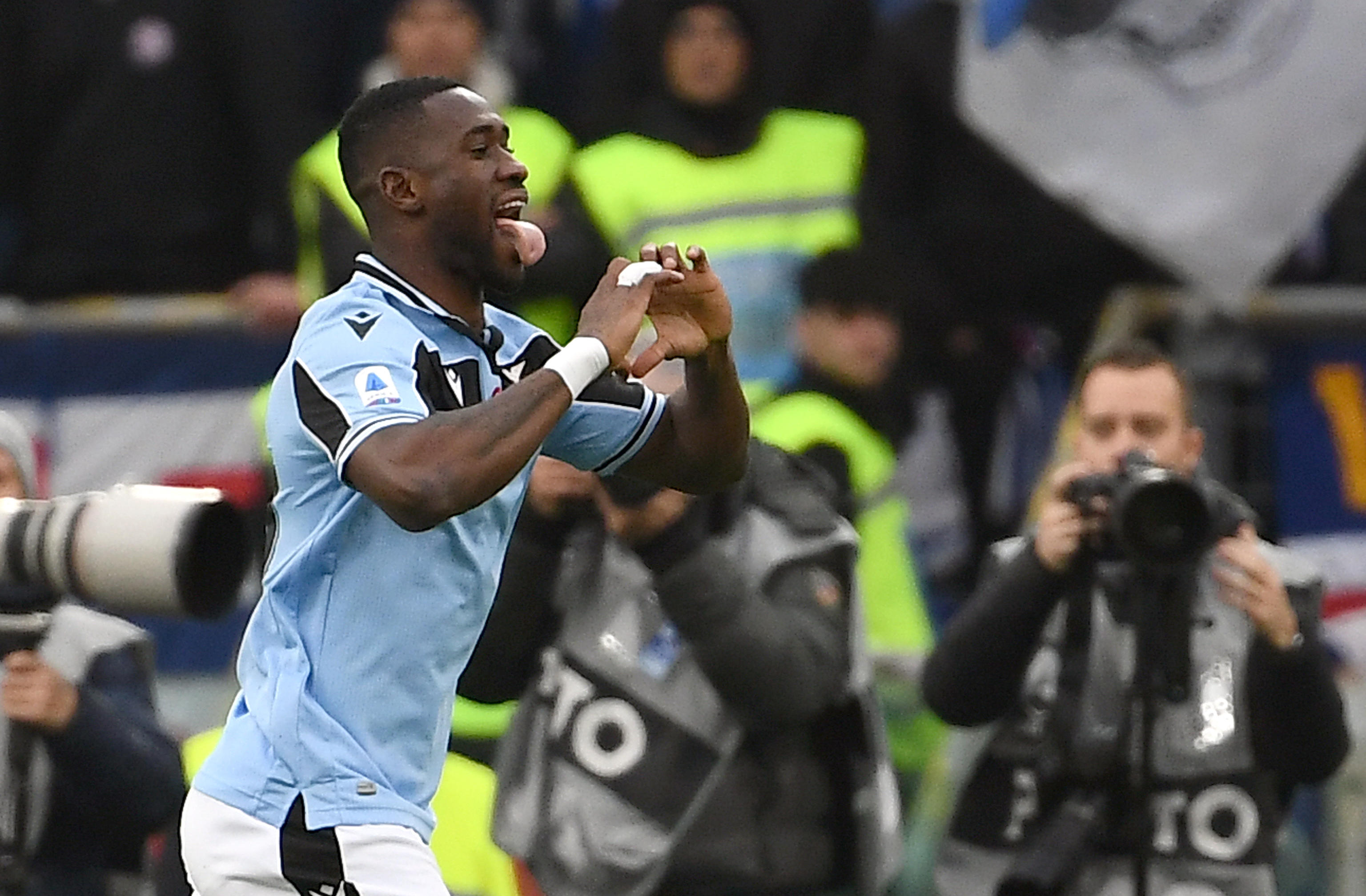 epa08138493 SS Lazio's Bastos jubilates after scoring the 4-0 goal during the Italian Serie A soccer match between SS Lazio and UC Sampdoria at the Olimpico stadium in Rome, Italy, 18 January 2020.  EPA-EFE/ETTORE FERRARI