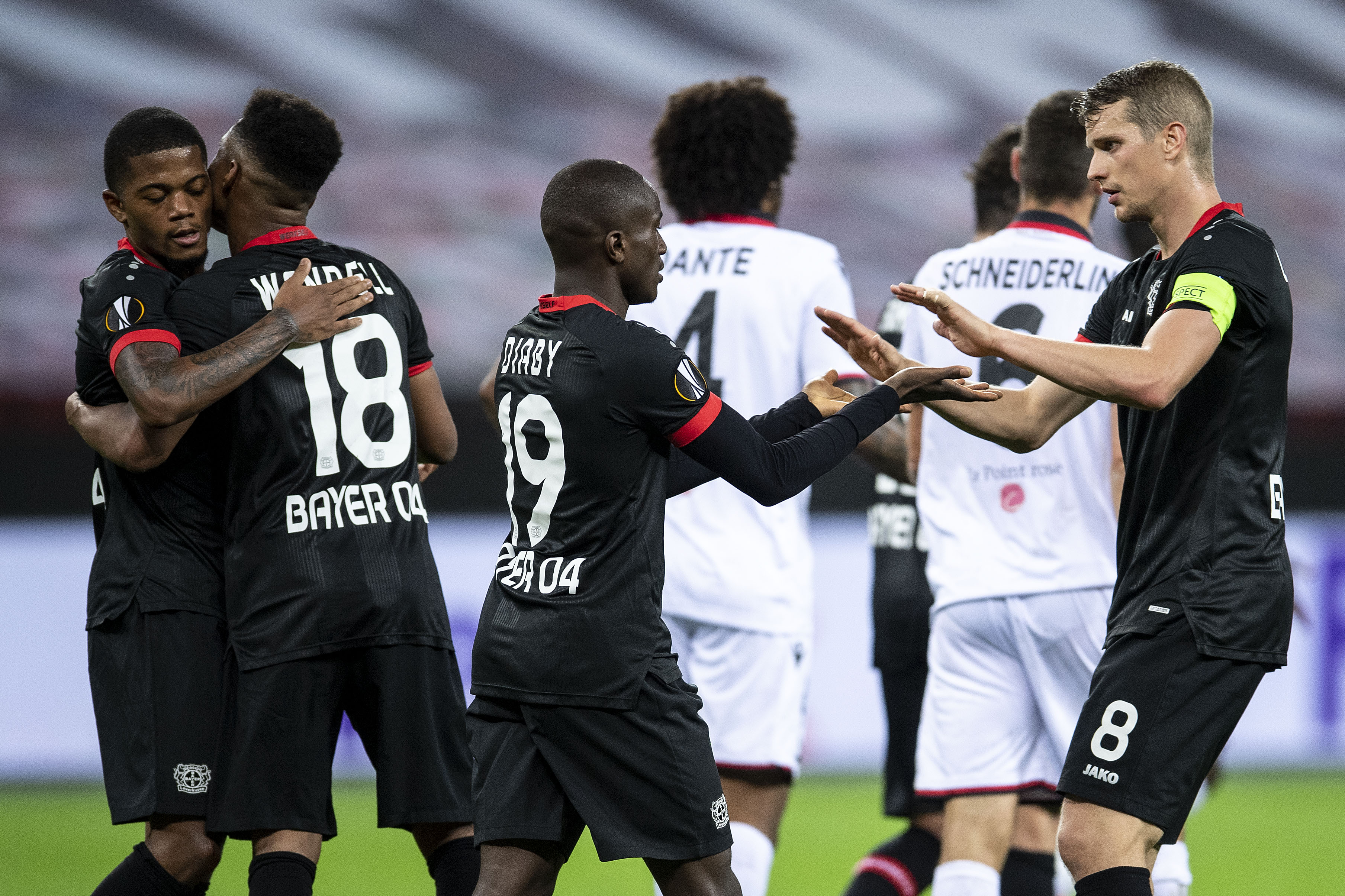 epa08765829 Leverkusen's Moussa Diaby (3-L) celebrates with team-mates after scoring a goal during the UEFA Europa League soccer match between Bayer Leverkusen and OGC Nice, in Leverkusen, Germany, 22 October 2020.  EPA-EFE/MARIUS BECKER / POOL
