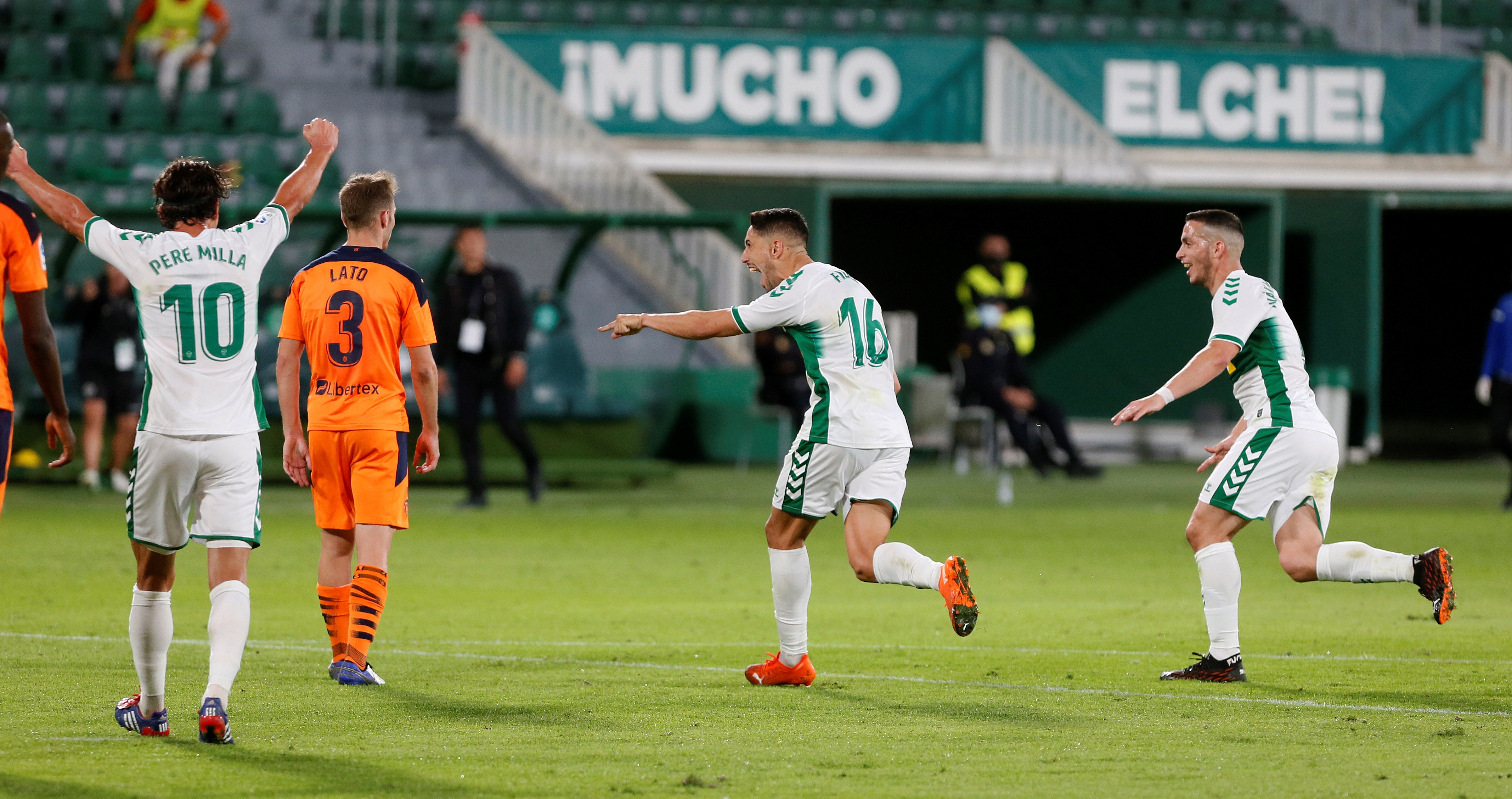 epa08768928 Elche's Jose Antonio Fernandez 'Josan' (C) celebrates after scoring the 1-0 lead during the Spanish La Liga socer match between Elche CF and Valencia CF at Martinez Velero stadium in Elche, eastern Spain, 23 October 2020.  EPA-EFE/Ramon