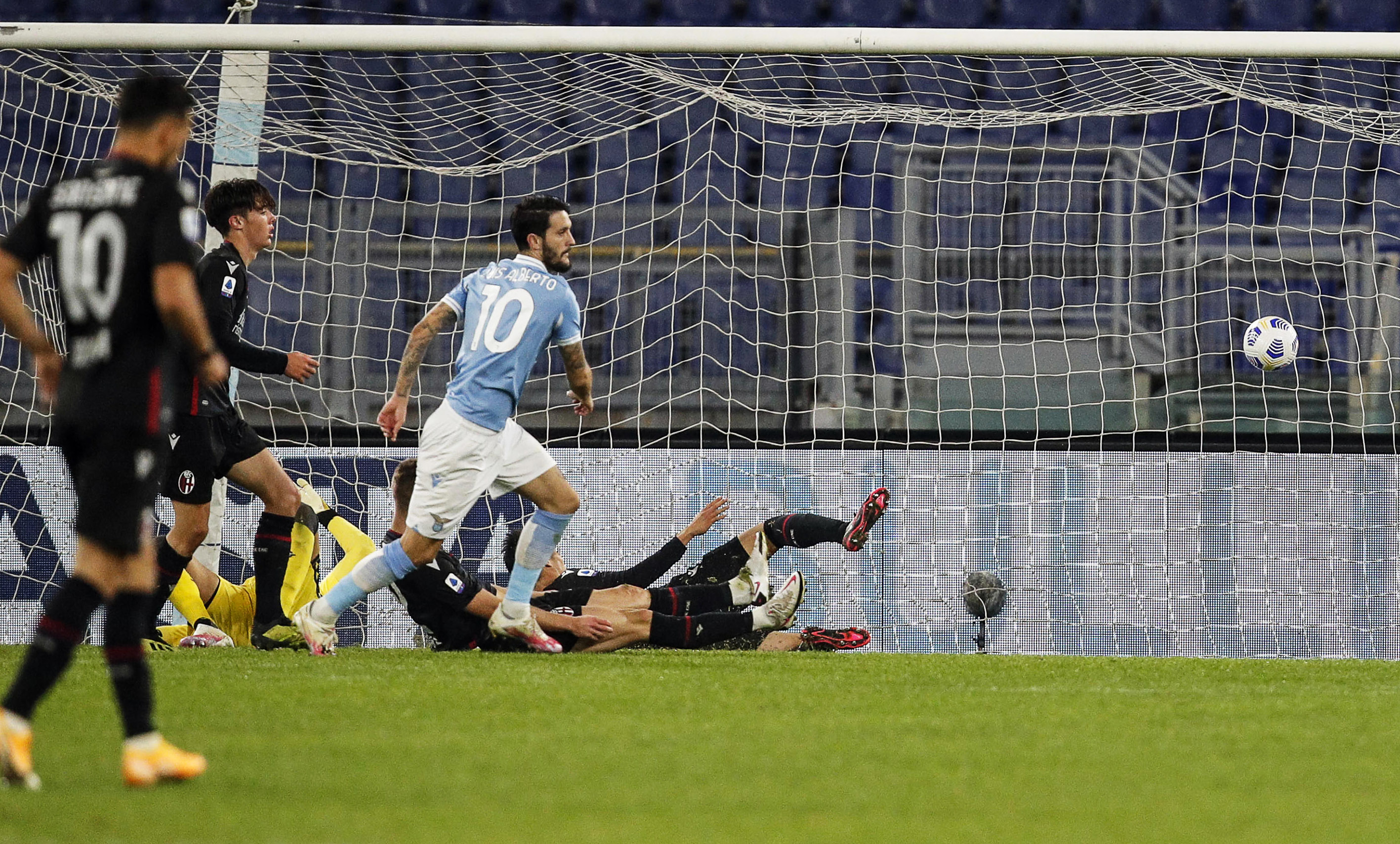 epa08771534 Lazio's Luis Alberto (C) reacts after scoring the 1-0 lead during the Italian Serie A soccer match between SS Lazio and Bologna FC at the Olimpico stadium in Rome, Italy, 24 October 2020.  EPA-EFE/GIUSEPPE LAMI