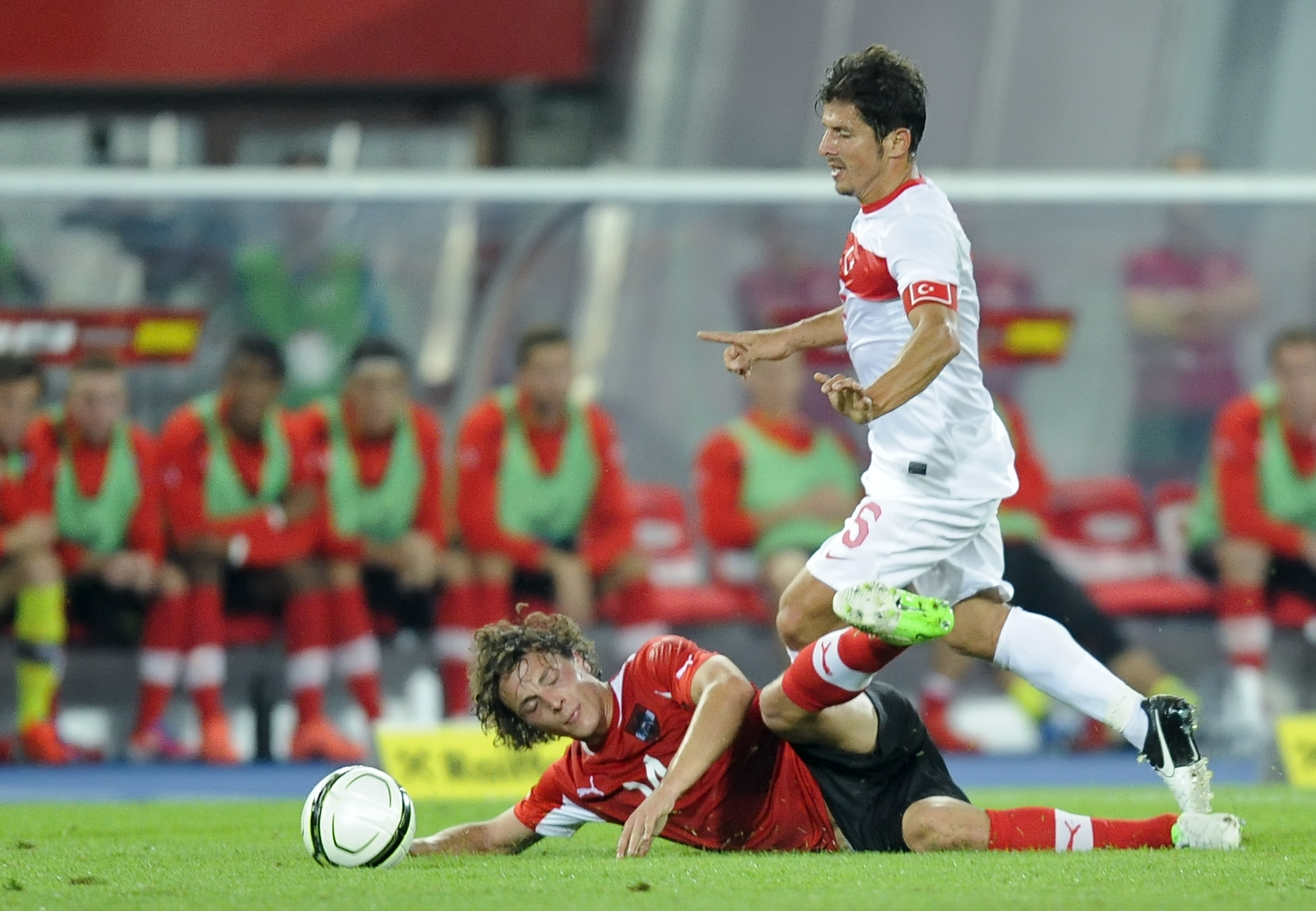epa03362522 Austria's Julian Baumgartlinger (L) fights for the ball with Emre Belozoglu (R) of Turkey during the friendly soccer match between Austria and Turkey in Vienna, Austria, 15 August 2012.  EPA/HERBERT NEUBAUER