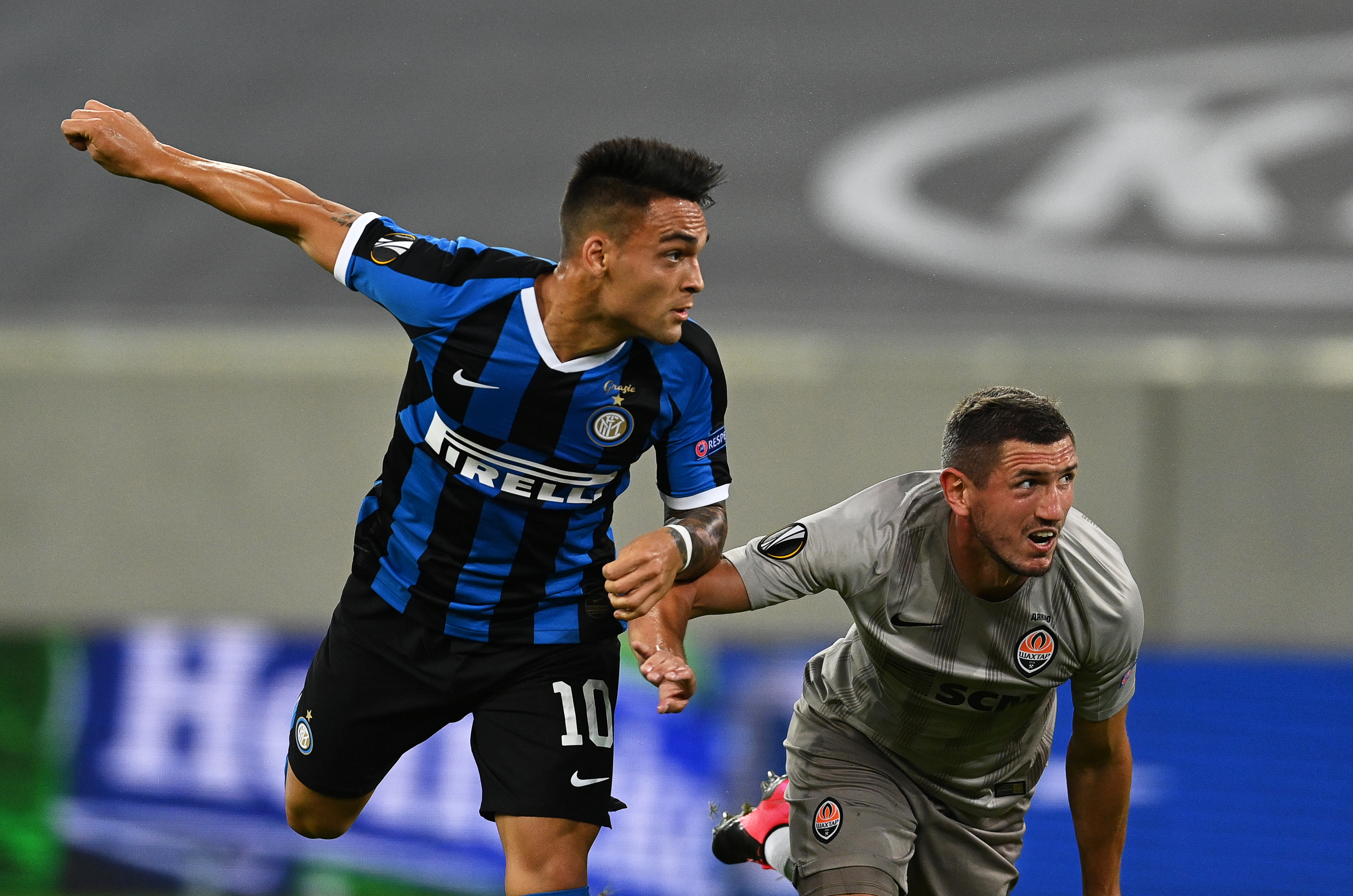 epa08609582 Lautaro Martinez (L) of Inter scores the 1-0 lead during the UEFA Europa League semi final match between Inter Milan and Shakhtar Donetsk in Duesseldorf, Germany, 17 August 2020.  EPA-EFE/Sascha Steinbach / POOL