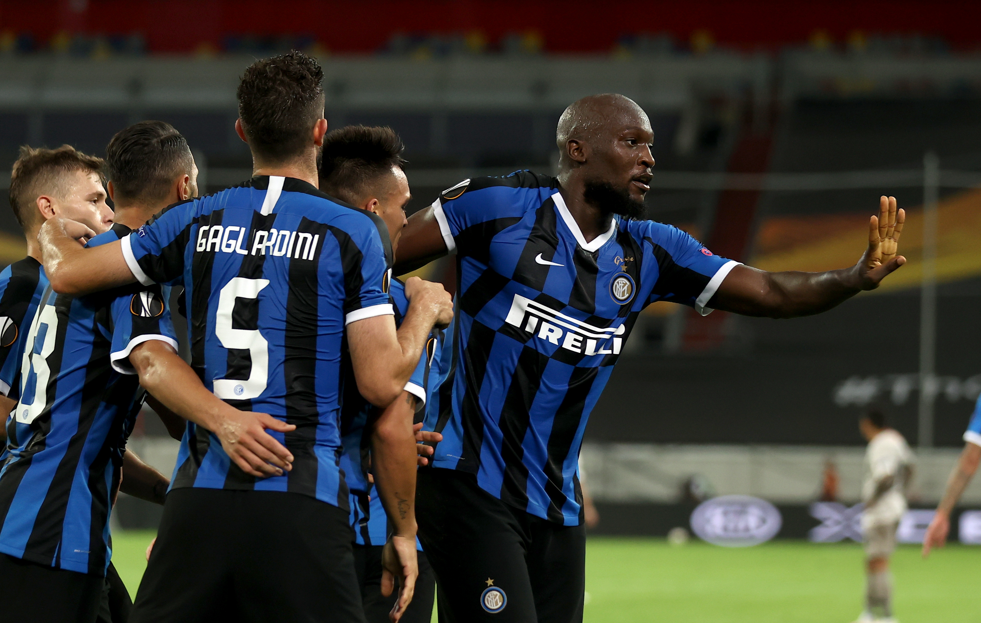 epa08609713 Romelu Lukaku of Inter (R) celebrates with teammates after scoring the 4-0 during the UEFA Europa League semi final match between Inter Milan and Shakhtar Donetsk in Duesseldorf, Germany, 17 August 2020.  EPA-EFE/LARS BARON / POOL