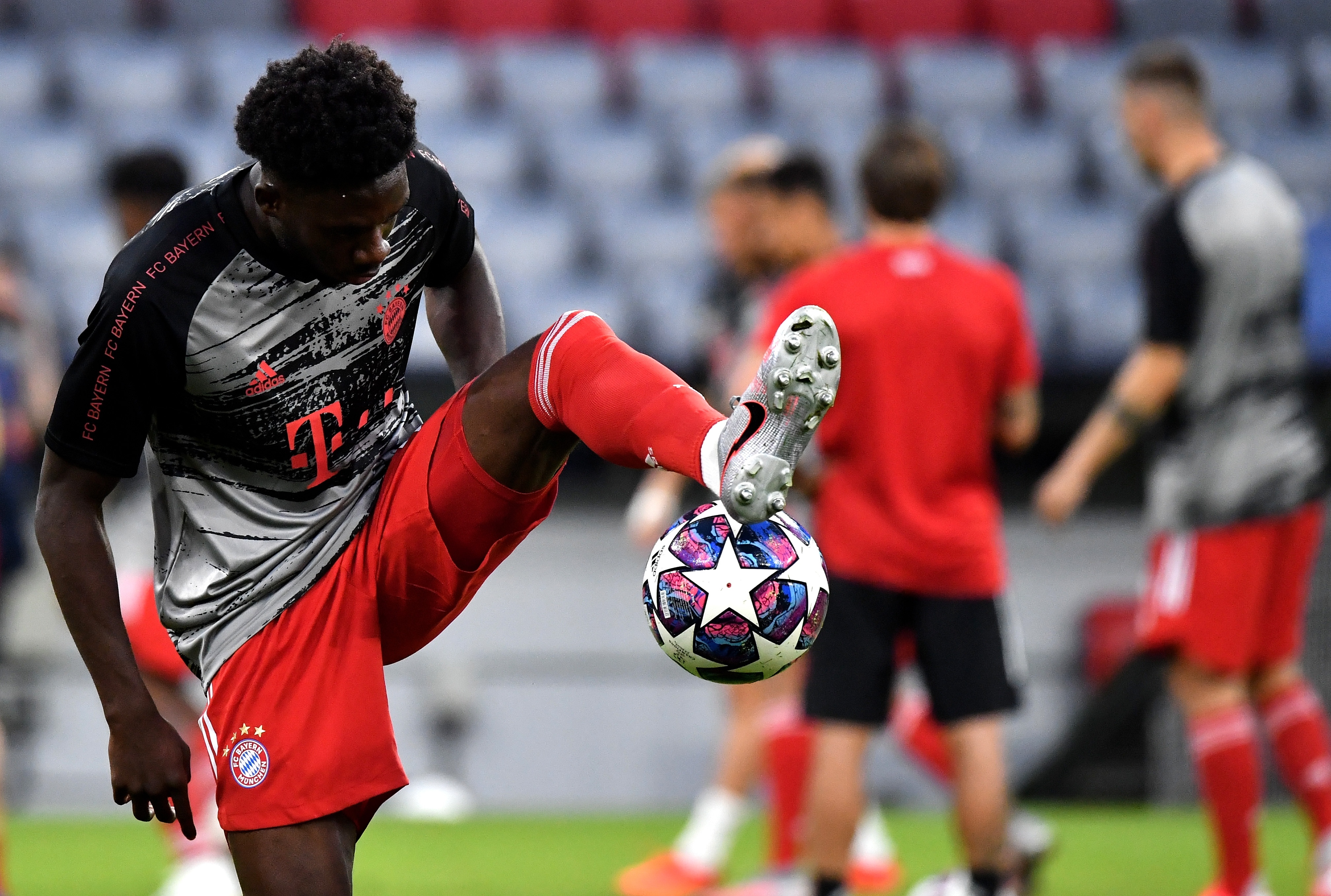 epa08592348 Bayern's Alphonso Davies warms up before the UEFA Champions League Round of 16 second leg match between Bayern Munich and Chelsea FC in Munich, Germany, 08 August 2020.  EPA-EFE/PHILIPP GUELLAND