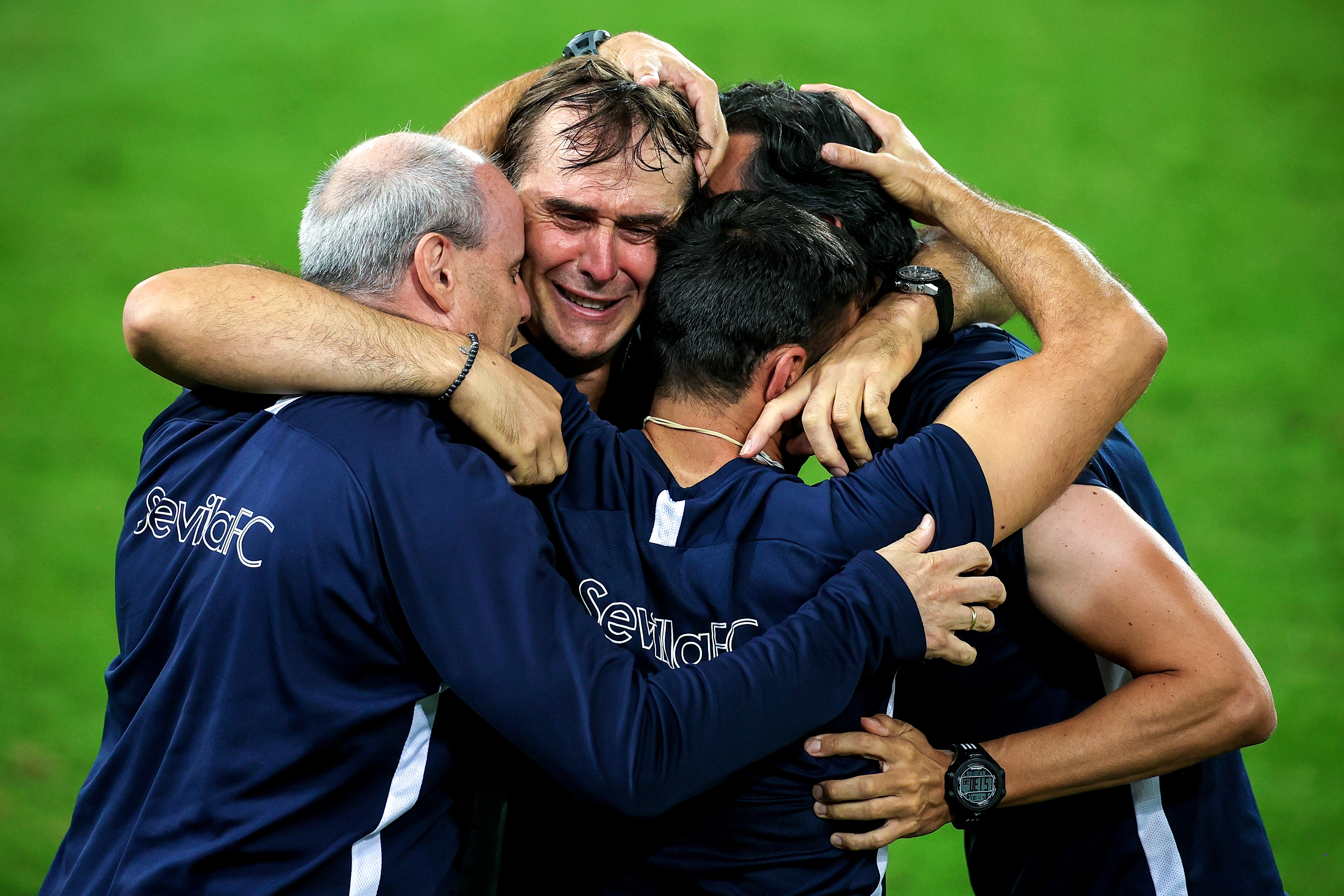 epaselect epa08617363 Sevilla's head coach Julen Lopetegui (C) celebrates with staff after winning the UEFA Europa League final soccer match between Sevilla FC and Inter Milan in Cologne, Germany 21 August 2020.  EPA-EFE/Friedemann Vogel / POOL