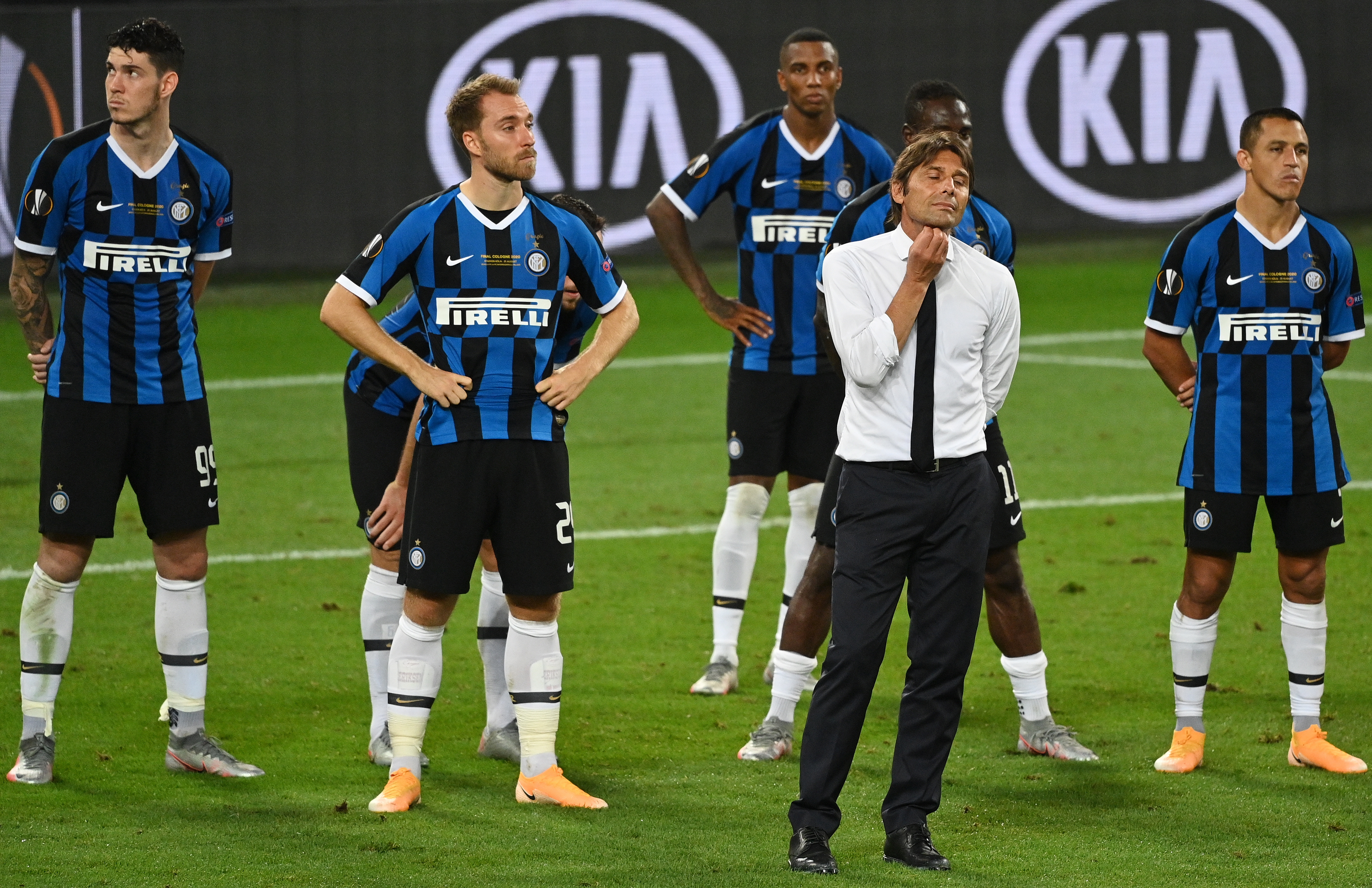 epa08617402 Inter coach Antonio Conte and his players look dejected after losing the UEFA Europa League final match between Sevilla FC and Inter Milan in Cologne, Germany 21 August 2020.  EPA-EFE/Ina Fassbender / POOL