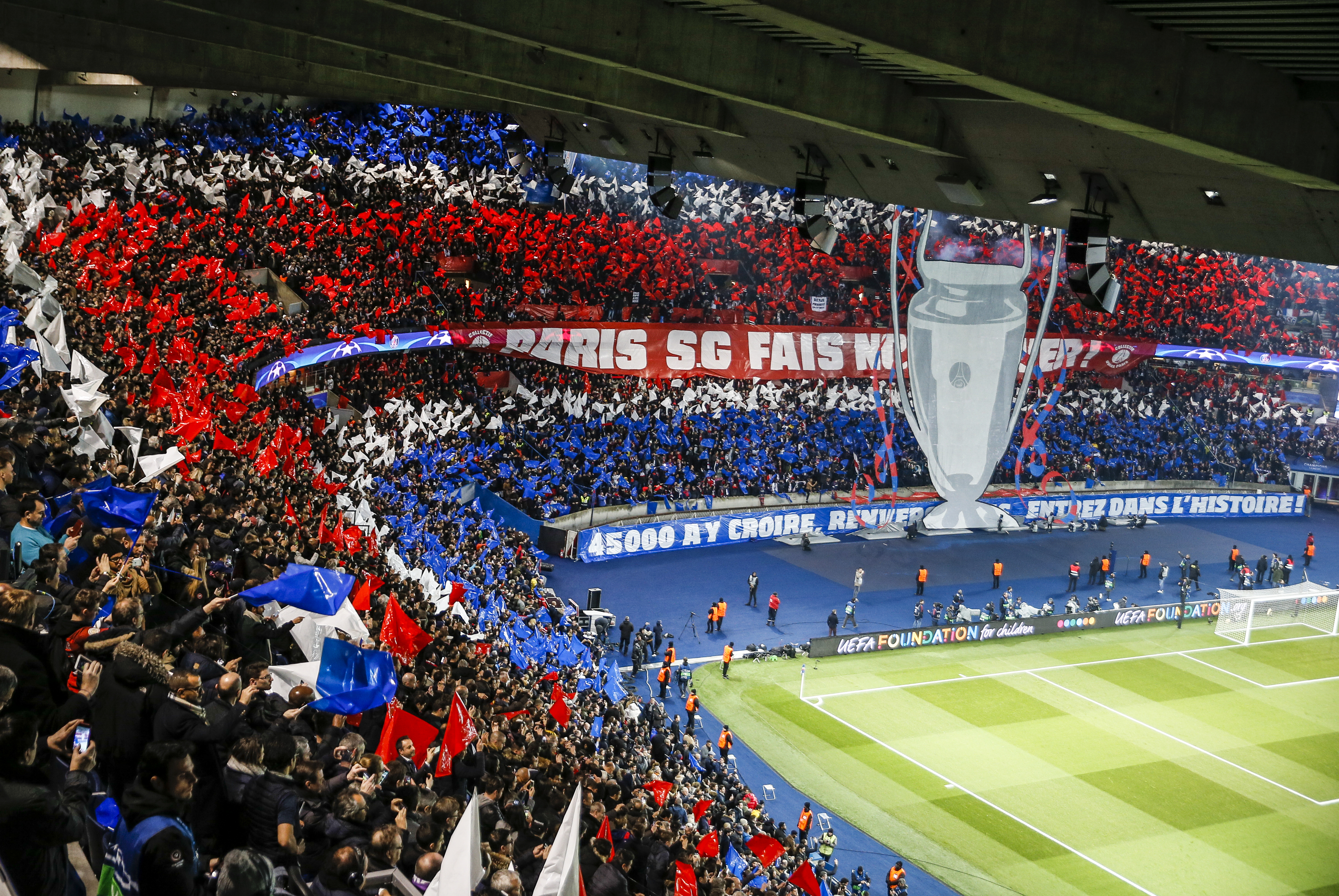 epa06585626 Paris Saint Germain's fans cheer their team before the UEFA Champions League round of 16 second leg soccer match between Paris Saint Germain (PSG) and Real Madrid in Paris, France, 06 March 2018.  EPA-EFE/ETIENNE LAURENT