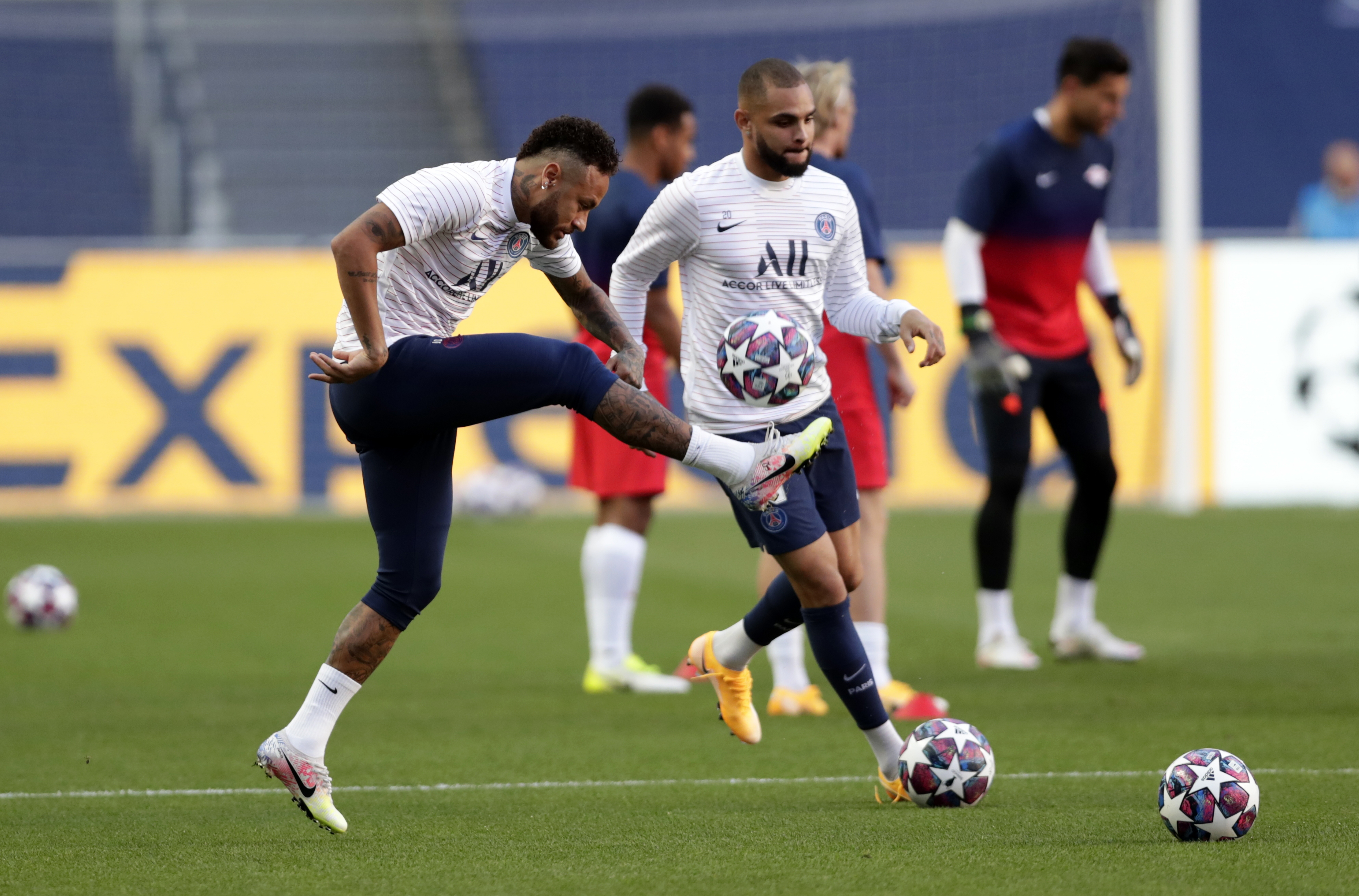 epa08611283 Neymar of PSG warms up prior the UEFA Champions League semi final match between RB Leipzig and Paris Saint Germain in Lisbon, Portugal, 18 August 2020.  EPA-EFE/Manu Fernandez / POOL