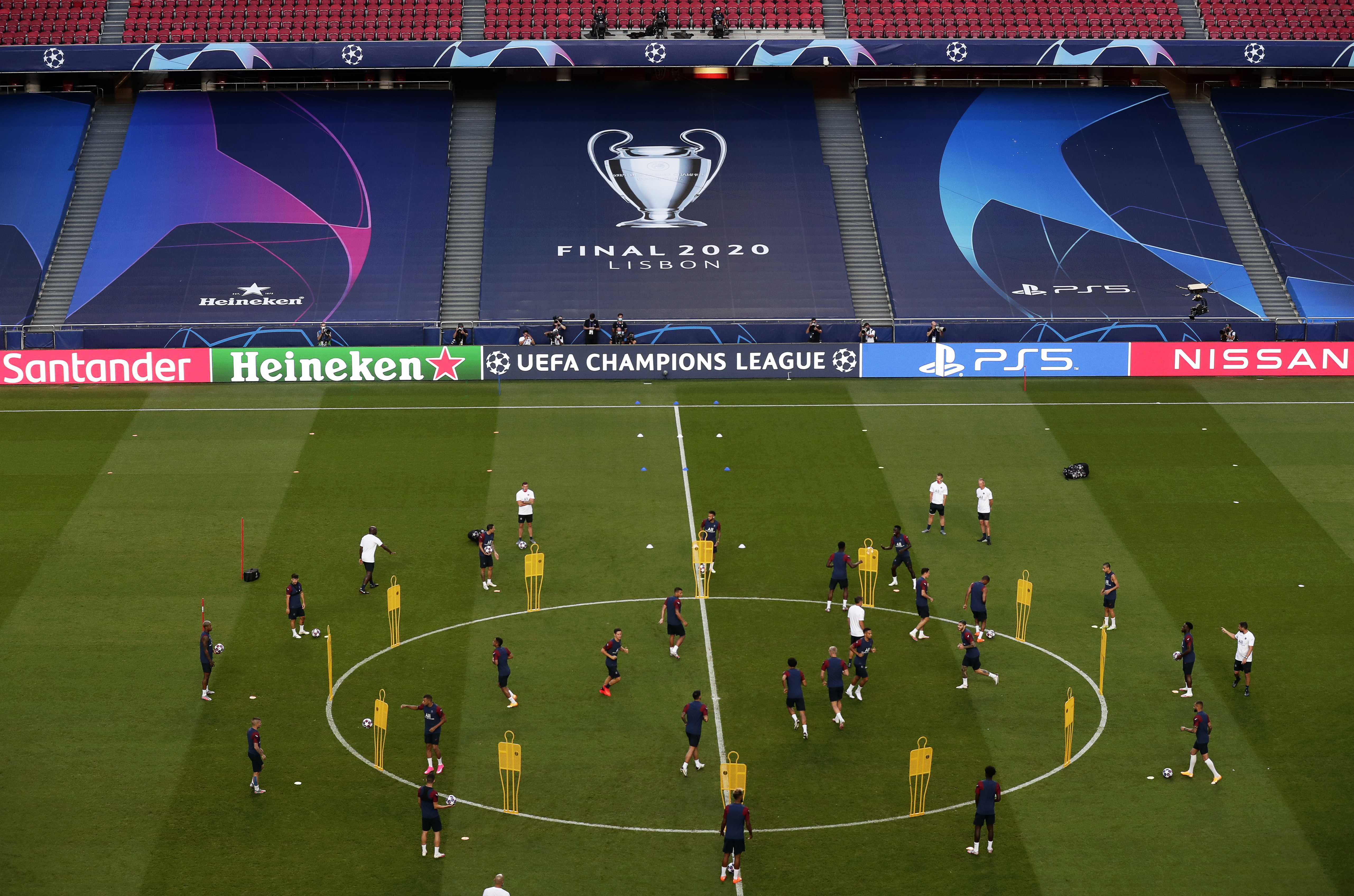 epa08619014 PSG players attend their team's training session in Lisbon, Portugal, 22 August 2020. Paris Saint-Germain will face Bayern Munich in the UEFA Champions League final on 23 August 2020.  EPA-EFE/Manu Fernandez / POOL