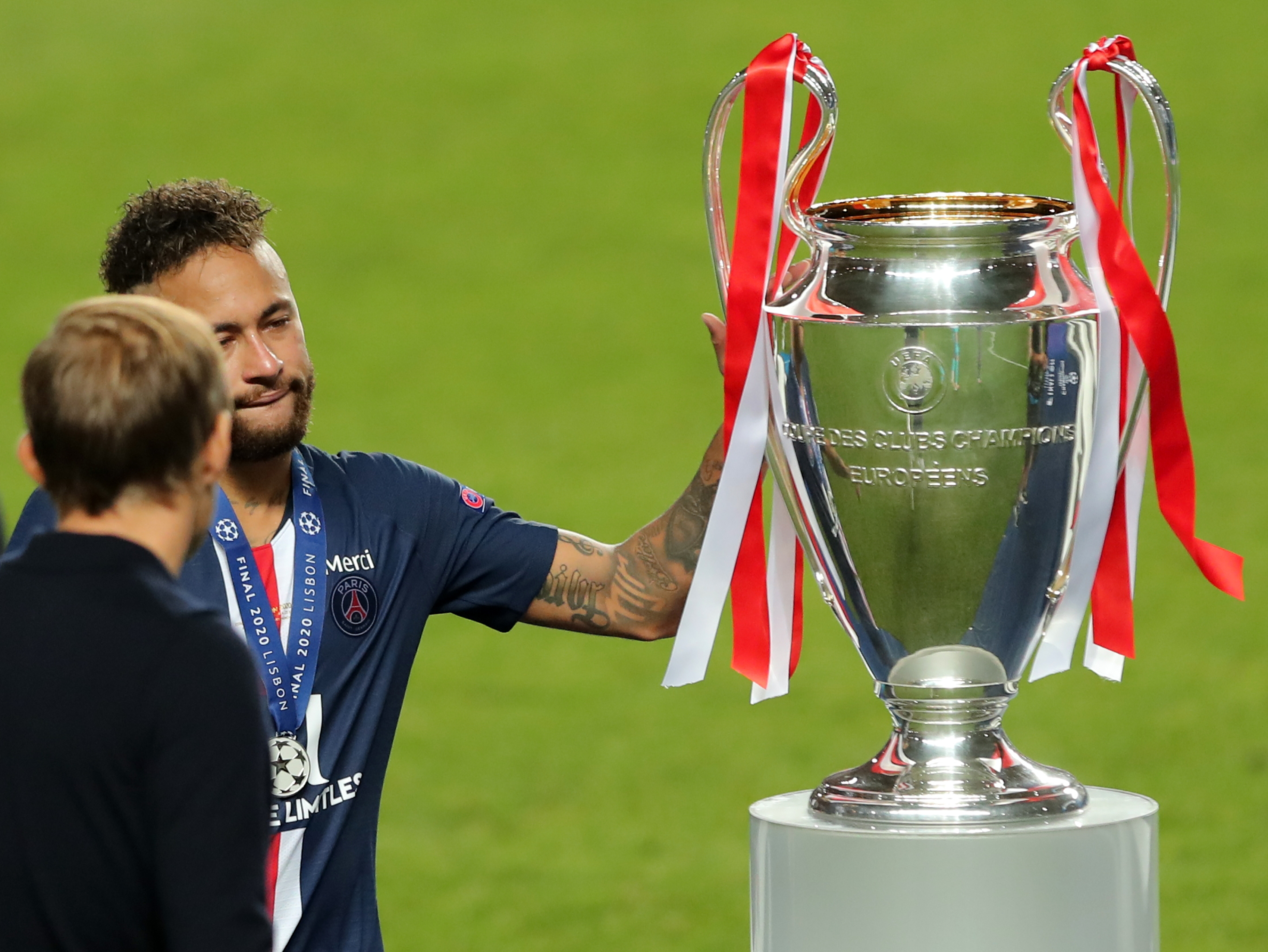 epa08620927 Neymar of PSG reacts near the trophy after losing the UEFA Champions League final between Paris Saint-Germain and Bayern Munich in Lisbon, Portugal, 23 August 2020.  EPA-EFE/Miguel A. Lopes / POOL