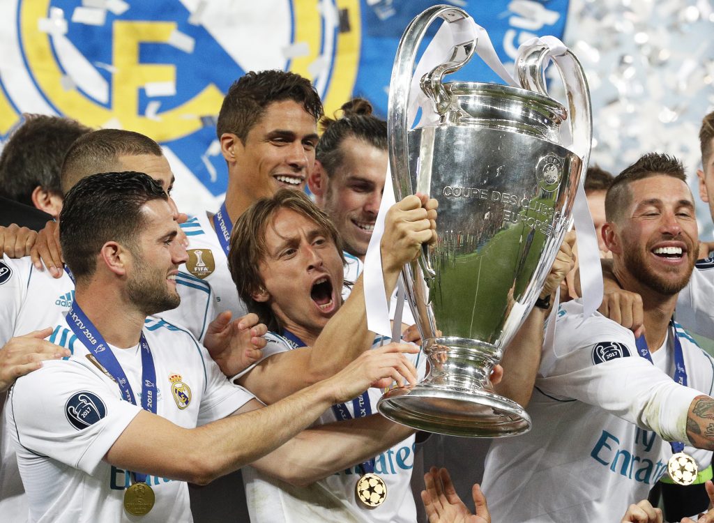 epa06765917 Real Madrid's Luka Modric (C) celebrates with the trophy after the UEFA Champions League final between Real Madrid and Liverpool FC at the NSC Olimpiyskiy stadium in Kiev, Ukraine, 26 May 2018. Real Madrid won 3-1. EPA-EFE/SERGEY DOLZHENKO