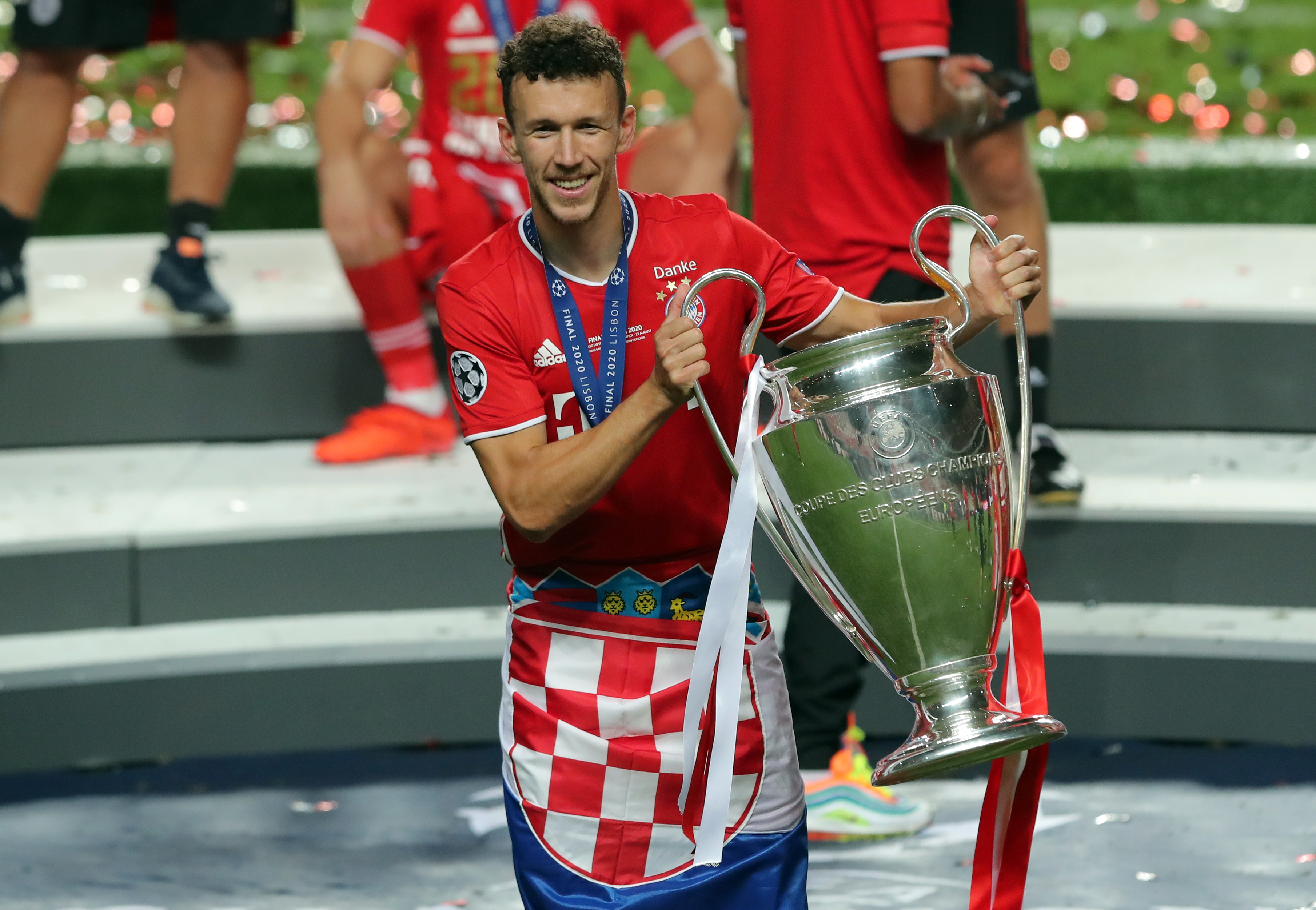 epa08621008 Ivan Perisic of FC Bayern celebrates with the trophy after winning the UEFA Champions League final between Paris Saint-Germain and Bayern Munich in Lisbon, Portugal, 23 August 2020.  EPA-EFE/Miguel A. Lopes / POOL