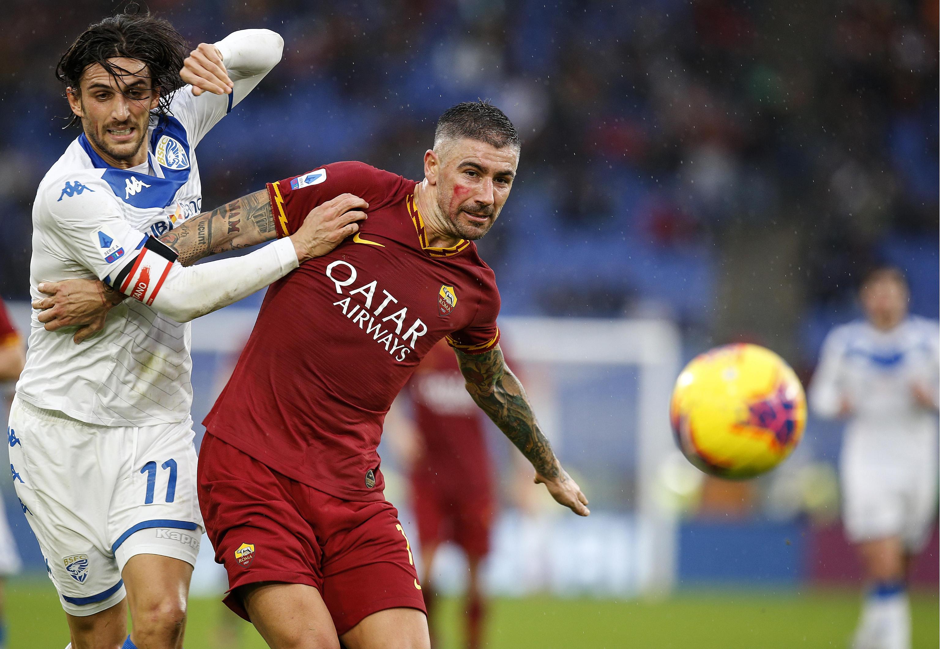 epa08022211 Brescia's Ernesto Torregrossa (L) in action against Roma's Aleksandar Kolarov (R) during the Serie A soccer match between AS Roma and Brescia Calcio at the Olimpico stadium in Rome, Italy, 24 November 2019.  EPA-EFE/RICCARDO ANTIMIANI