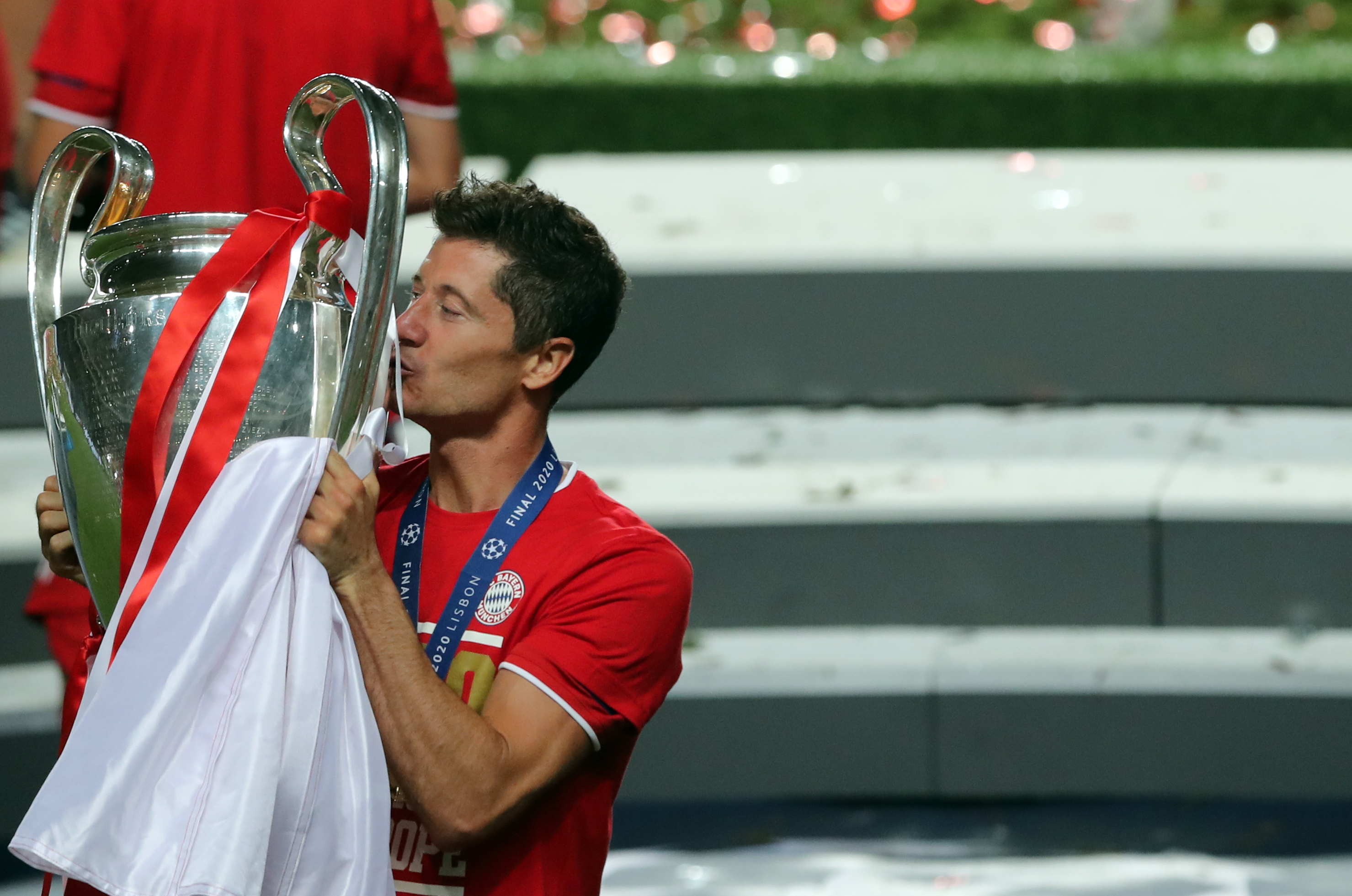 epa08620972 Robert Lewandowski of FC Bayern celebrates with the trophy after winning the UEFA Champions League final between Paris Saint-Germain and Bayern Munich in Lisbon, Portugal, 23 August 2020.  EPA-EFE/Miguel A. Lopes / POOL