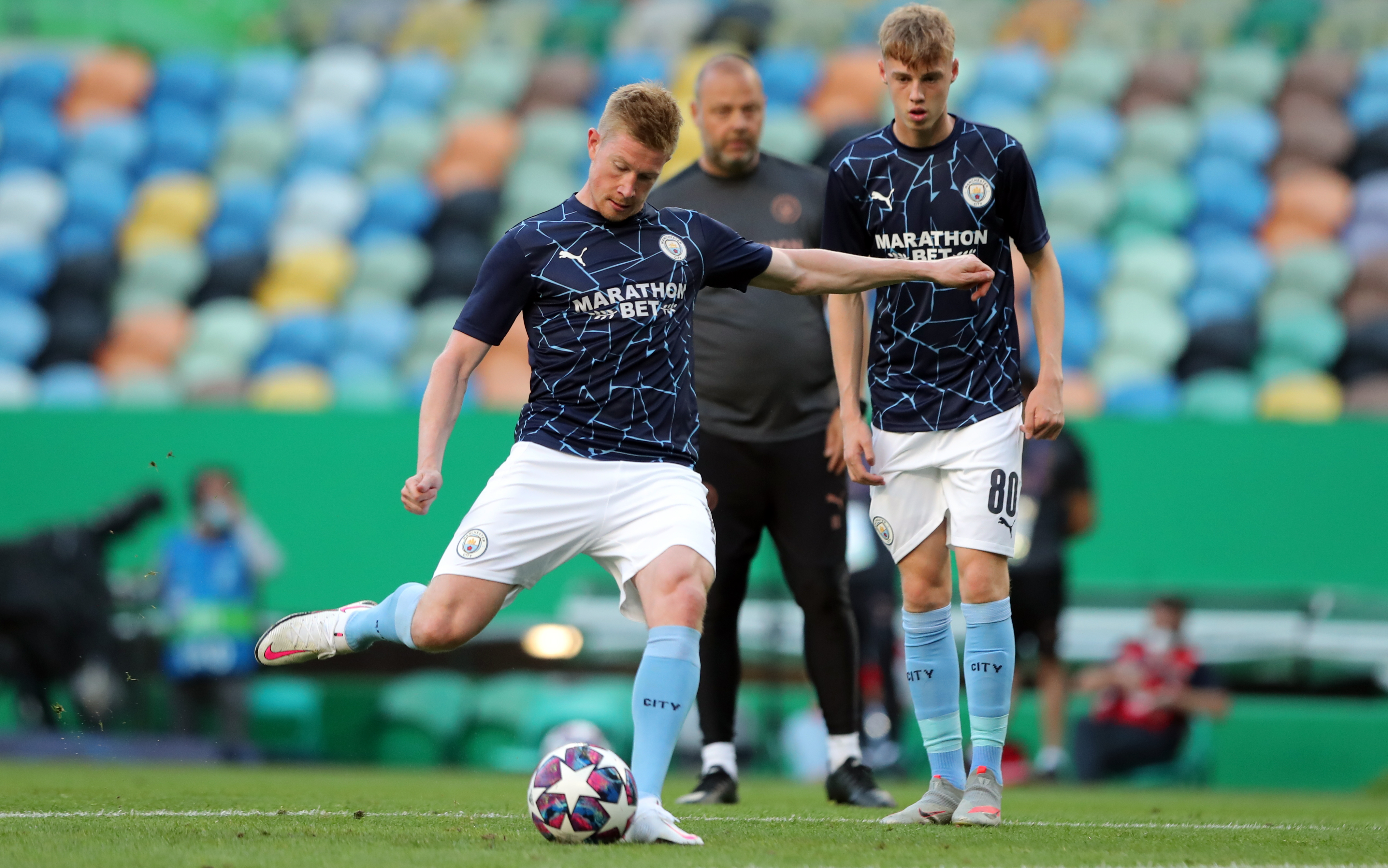 epa08606031 Kevin De Bruyne of Manchester City warms up prior the UEFA Champions League quarter final match between Manchester City and Olympique Lyon in Lisbon, Portugal 15 August 2020.  EPA-EFE/Miguel A. Lopes / POOL