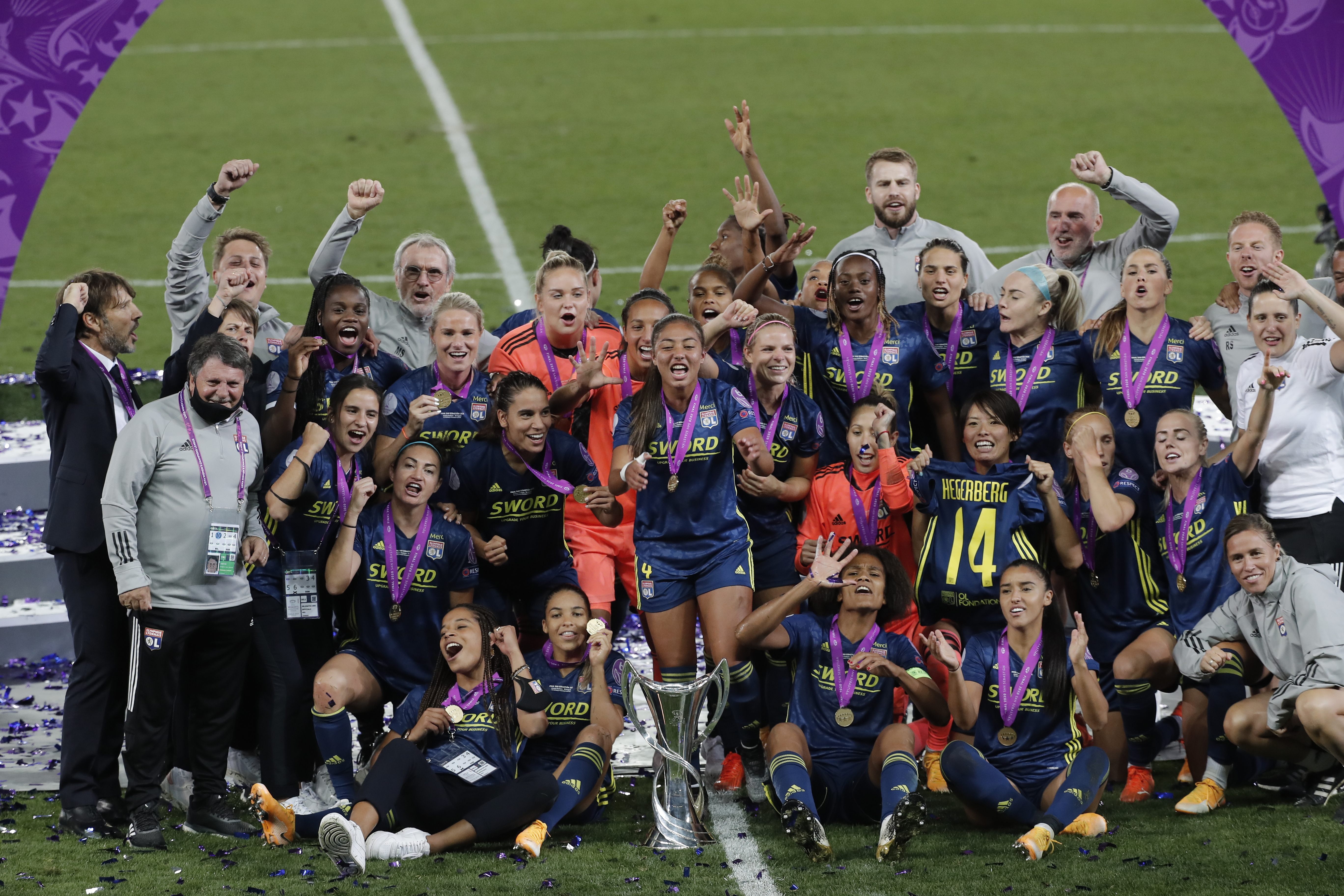 epa08636517 Players of Lyon celebrate with the trophy after winning the UEFA Women Champions League final between Vfl Wolfsburg and Olympique Lyon in San Sebastian, Spain, 30 August 2020.  Foto: EPA-EFE/Villar Lopez / POOL