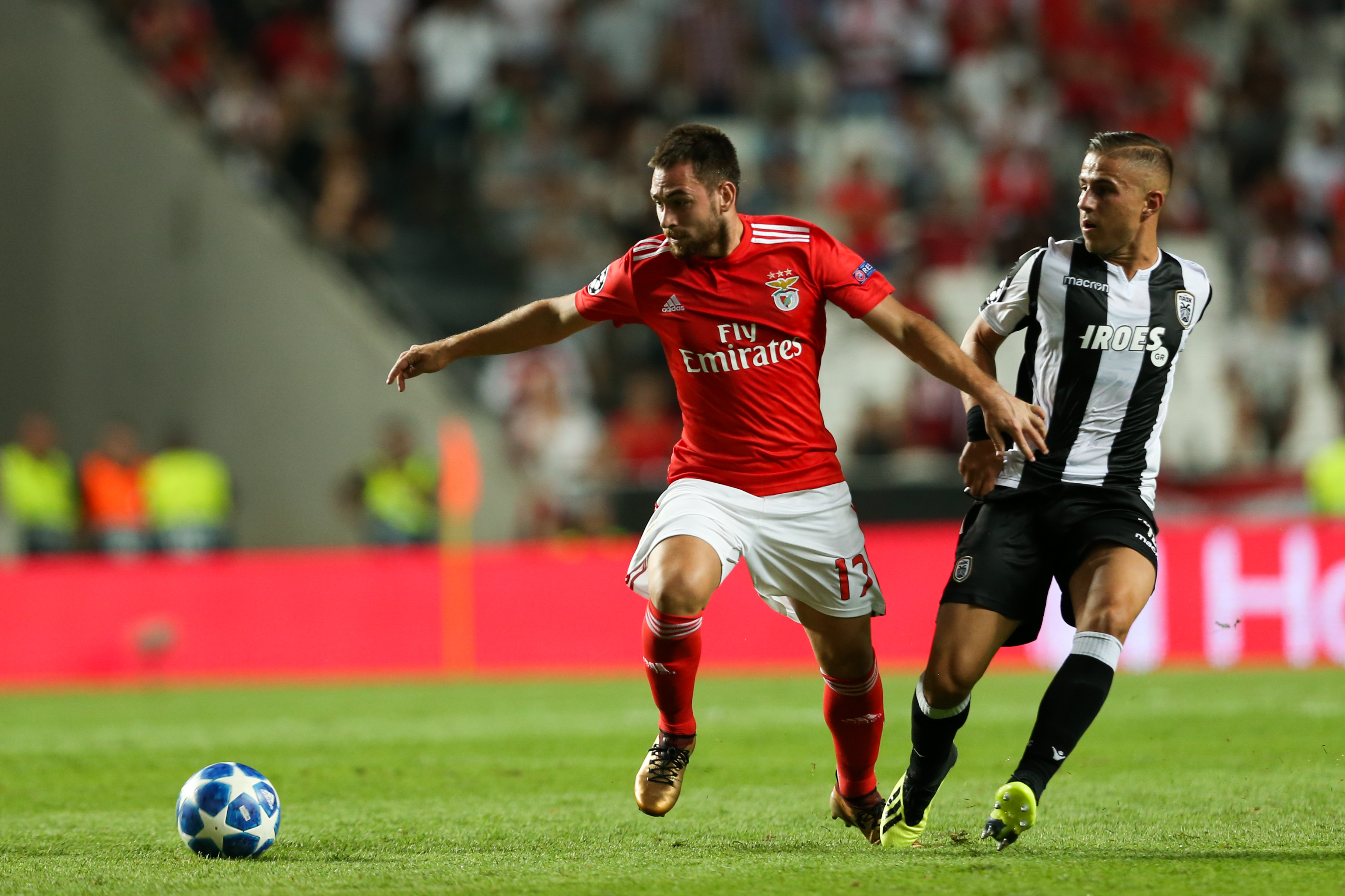 epa06963064 SL Benfica´s Andrija Zivkovic (L) in action agaist PAOK FC's Dimitris Limnios (R) during their UEFA Champions League playoff first leg soccer match at Luz Stadium, Lisbon, Portugal, 21 August 2018.  EPA-EFE/ANTONIO COTRIM