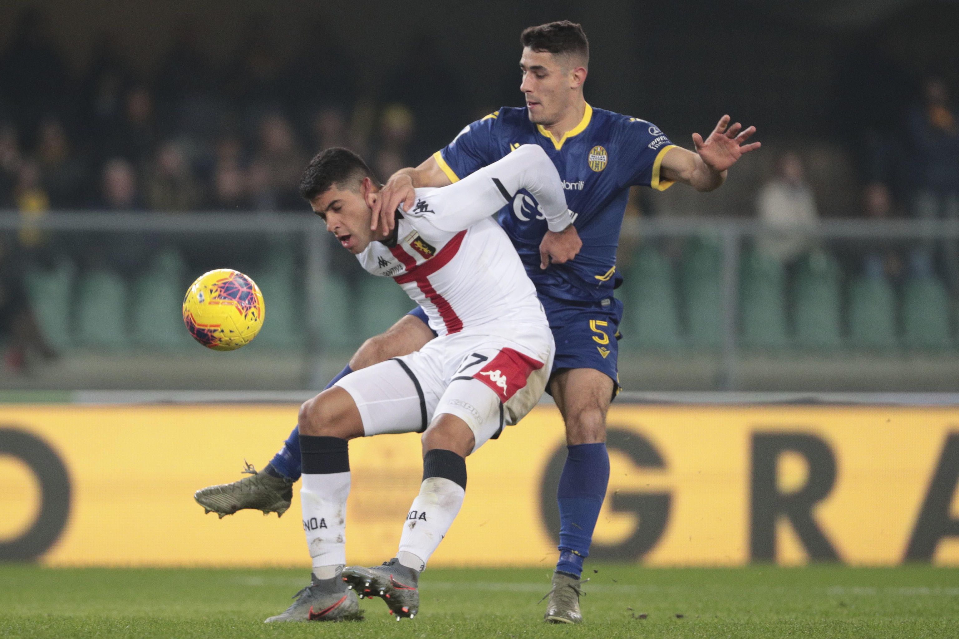 epa08123099 Genoa's Cristian Romero (L) and Hellas Verona's Davide Faraoni (R) in action during the Italian Serie A soccer match Hellas Verona FC vs Genoa FC at Marcantonio Bentegodi stadium in Verona, Italy, 12 January 2020.  EPA-EFE/EMANUELE PENNACCHIO