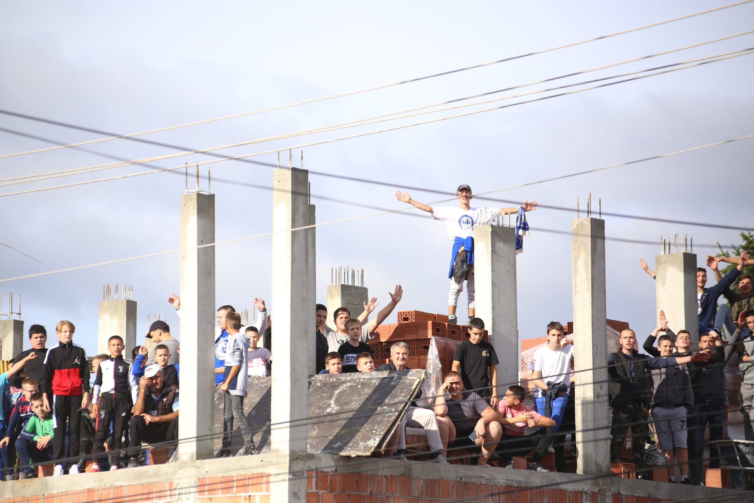 Fudbal Super League Season 2019-2020
FK Novi Pazar v FK Partizan
Navijaci Fans supporters gledaju mec sa krova
Novi Pazar, 05.08.2020.
foto: Irfan Licina/Starsportphoto ©