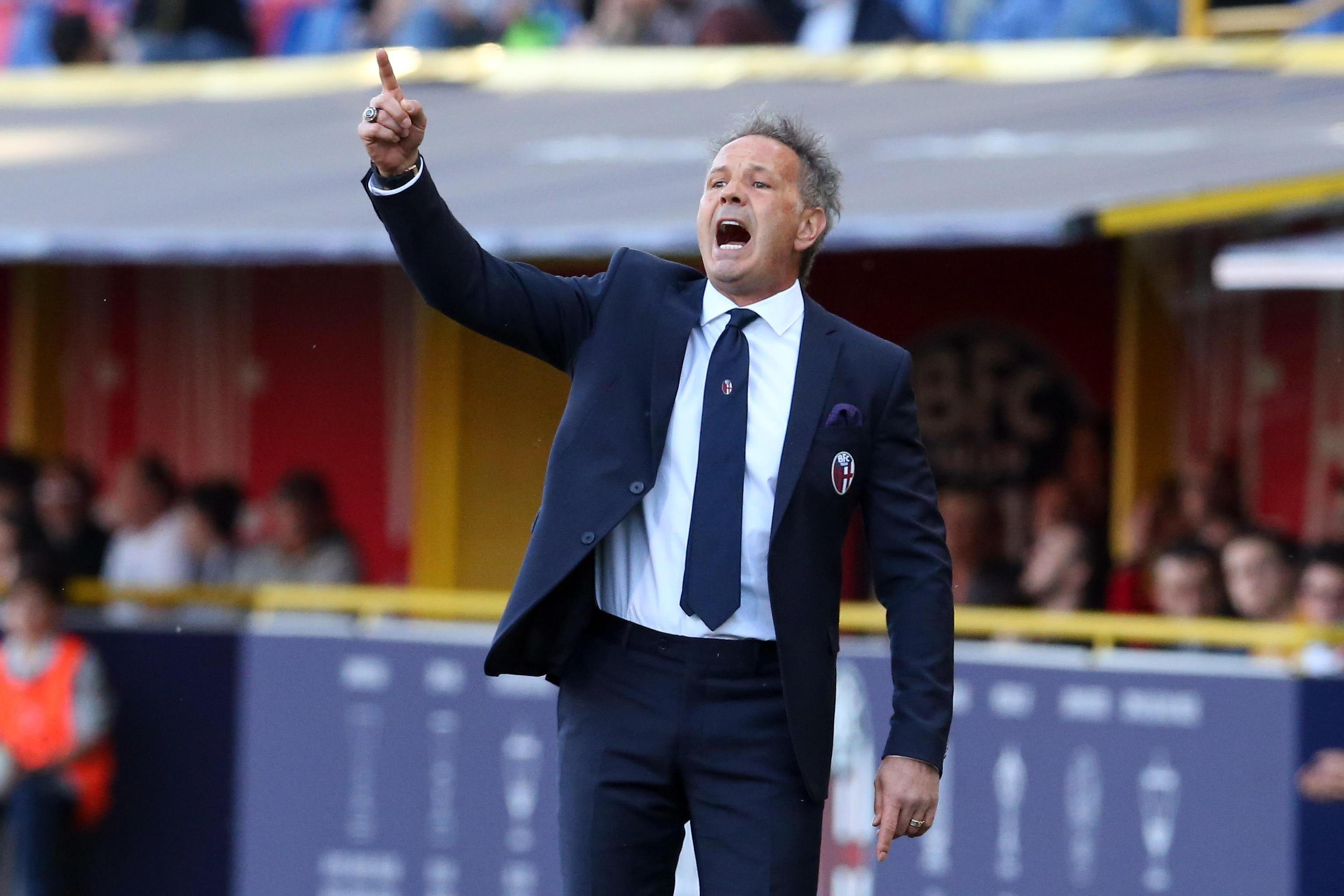 epa07476838 Bologna's head coach Sinisa Mihajlovic gestures during the Italian serie A soccer match Bologna FC vs US Sassuolo at Dall'Ara stadium in Bologna, Italy, 31 March 2019.  EPA-EFE/GIORGIO BENVENUTI