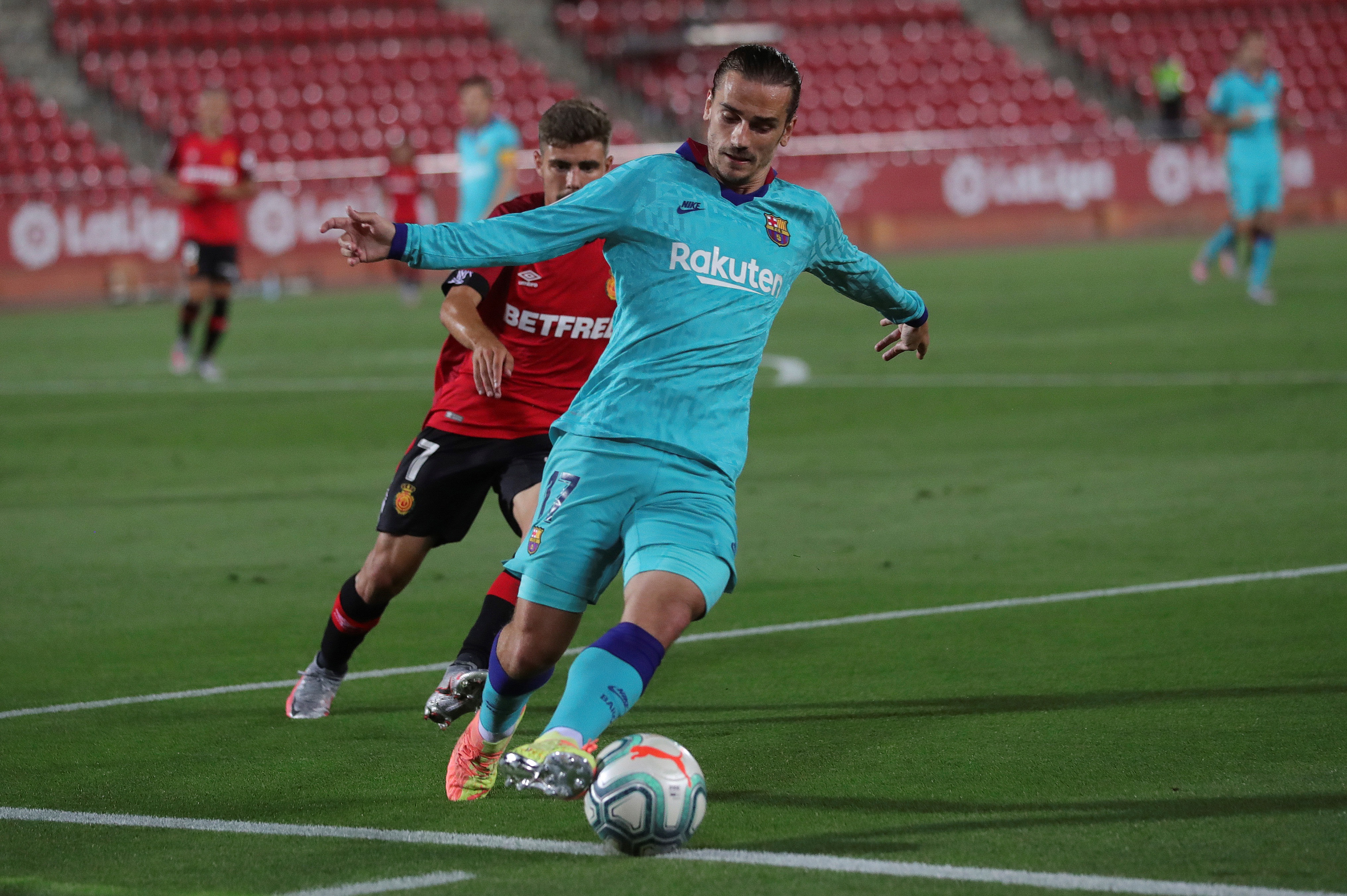 epa08483913 FC Barcelona's Antoine Griezmann in action during the Spanish LaLiga soccer match between RCD Mallorca and FC Barcelona at Visit Mallorca Stadium in Palma de Mallorca, Spain, 13 June 2020.  EPA-EFE/JUANJO MARTIN