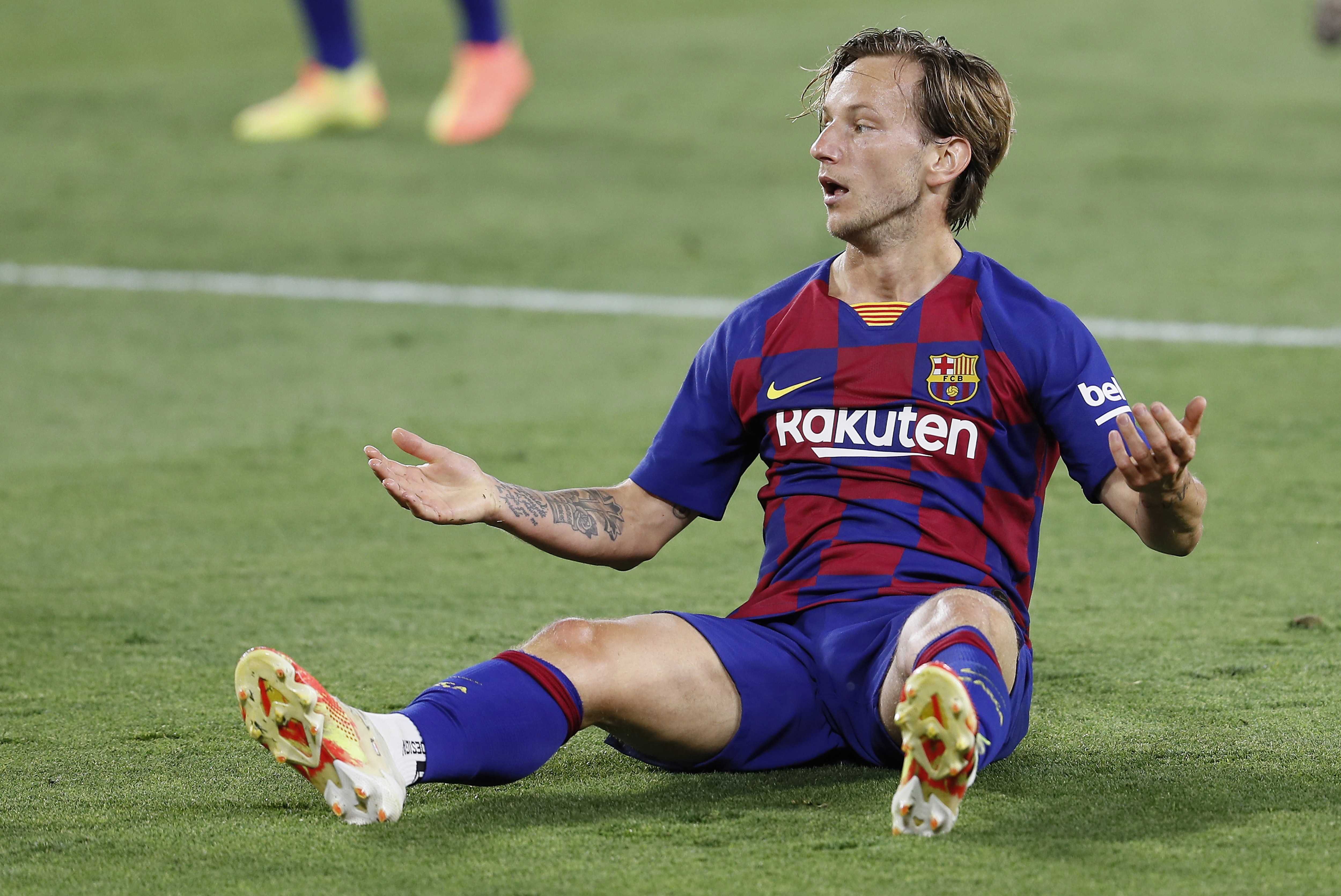 epa08496864 FC Barcelona's croatian Ivan Rakitic reacts during match between Sevilla FC and FC Barcelona at Ramon Sanchez Pizjuan stadium, in Seville, Andalusia, Spain, 19 June 2020.  EPA-EFE/JOSE MANUEL VIDAL