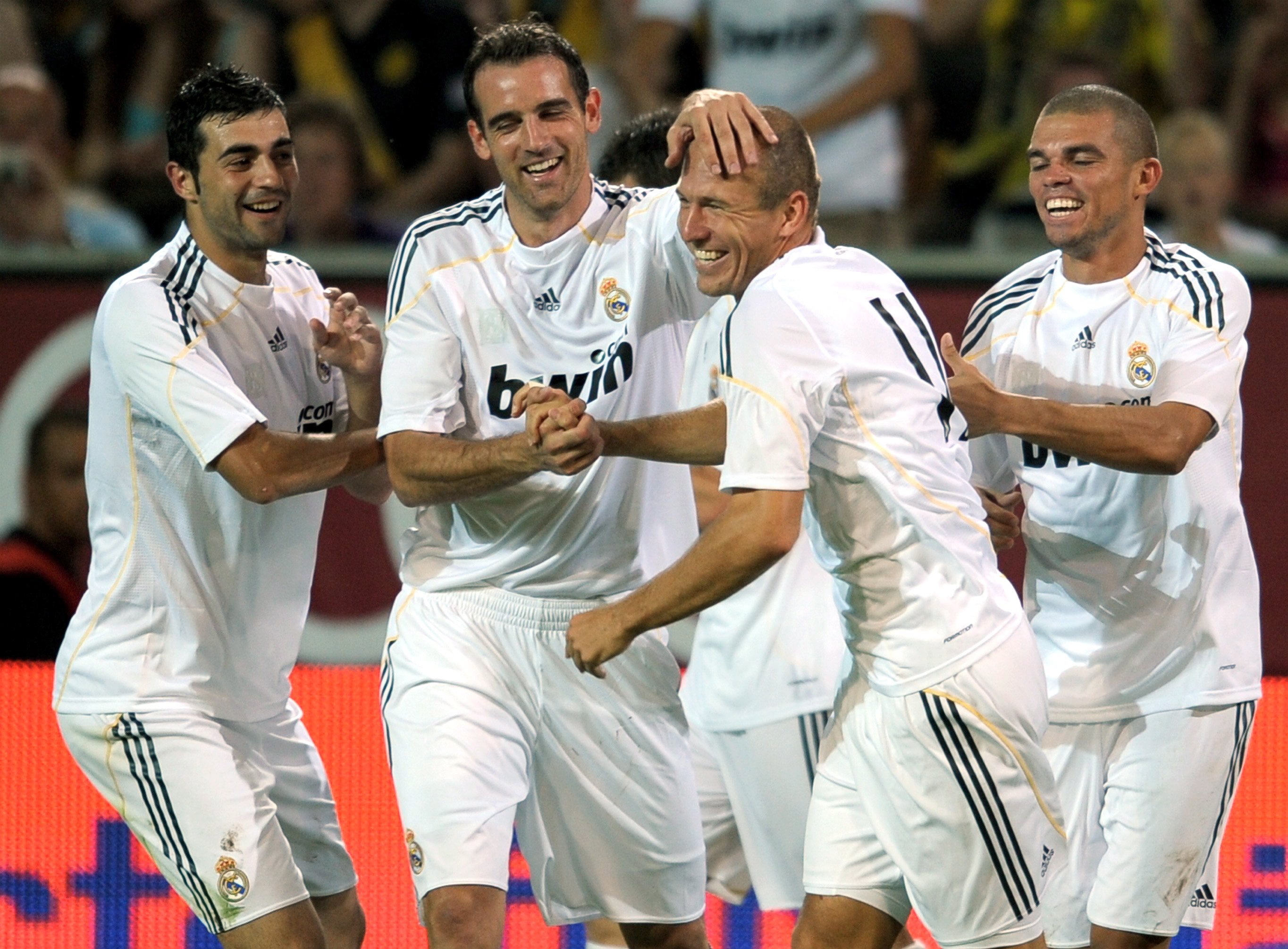 epa01829553 From L-R Raul Albiol, Christoph Metzelder, Arjen Robben and Pepe celebrate 2-0 against Borussia Dortmund in Dortmund, Germany, 19 August 2009.  Foto: EPA/FEDERICO GAMBARINI
