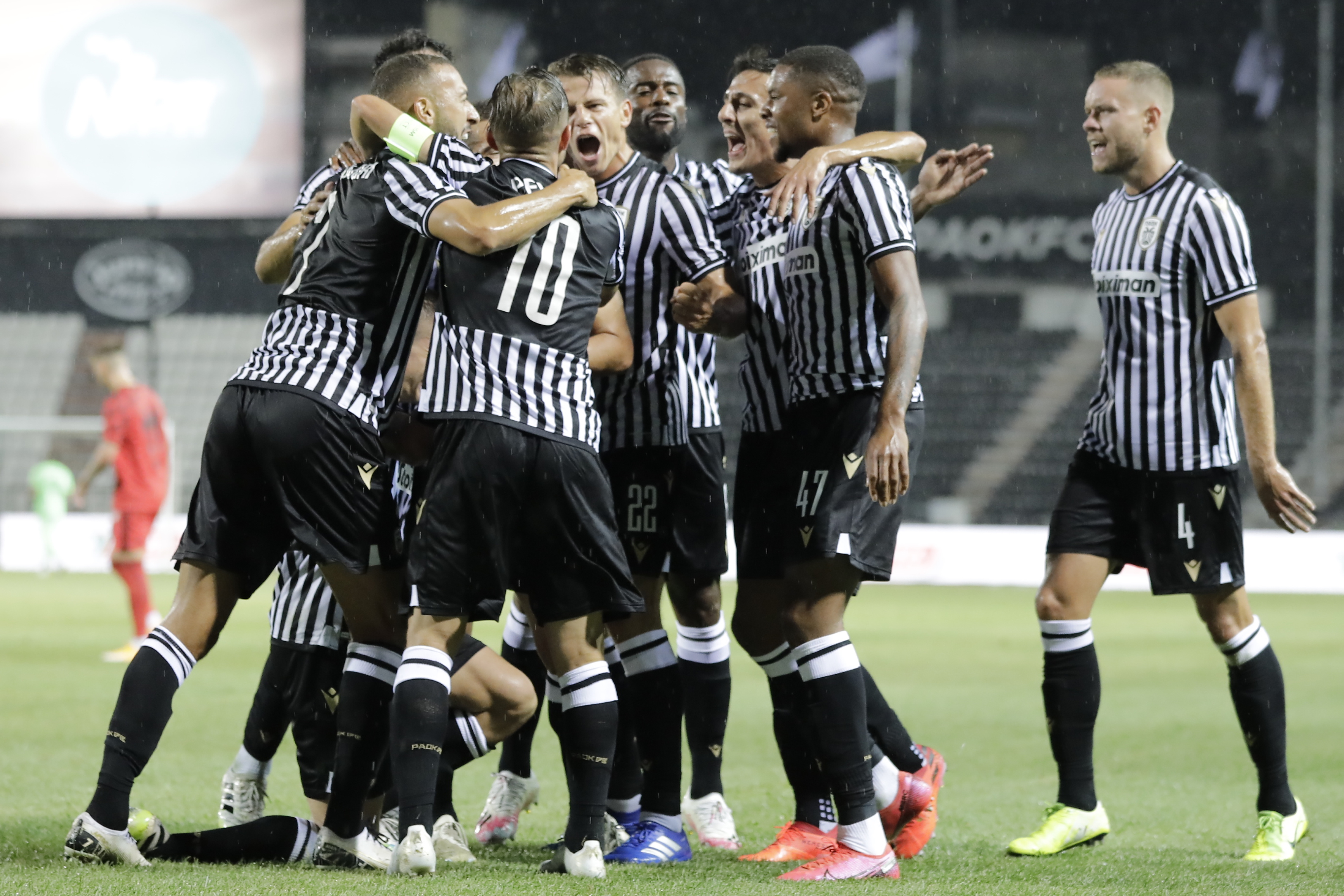 epa08625357 PAOK's players celebrate the 1-0 scored by Christos Tzolis during the UEFA Champions League 2nd qualifying round match between PAOK FC and Besiktas in Thessaloniki, Greece, 25 August 2020.  EPA-EFE/DIMITRIS TOSIDIS