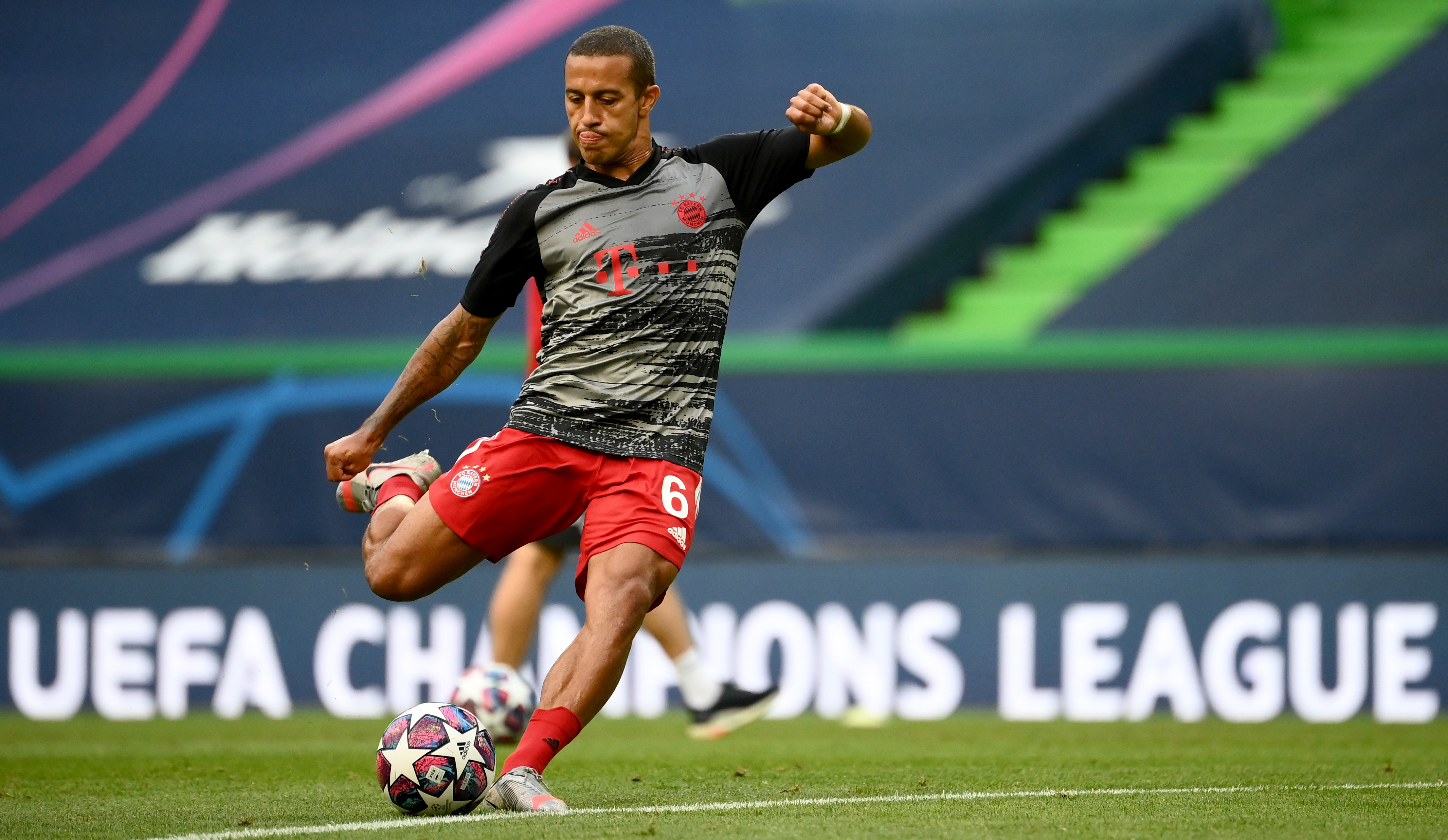 epa08613195 Thiago Alcantara of Bayern Munich warms up prior to the UEFA Champions League semi final match between Olympique Lyon and Bayern Munich in Lisbon, Portugal, 19 August 2020.  EPA-EFE/Franck Fife / POOL