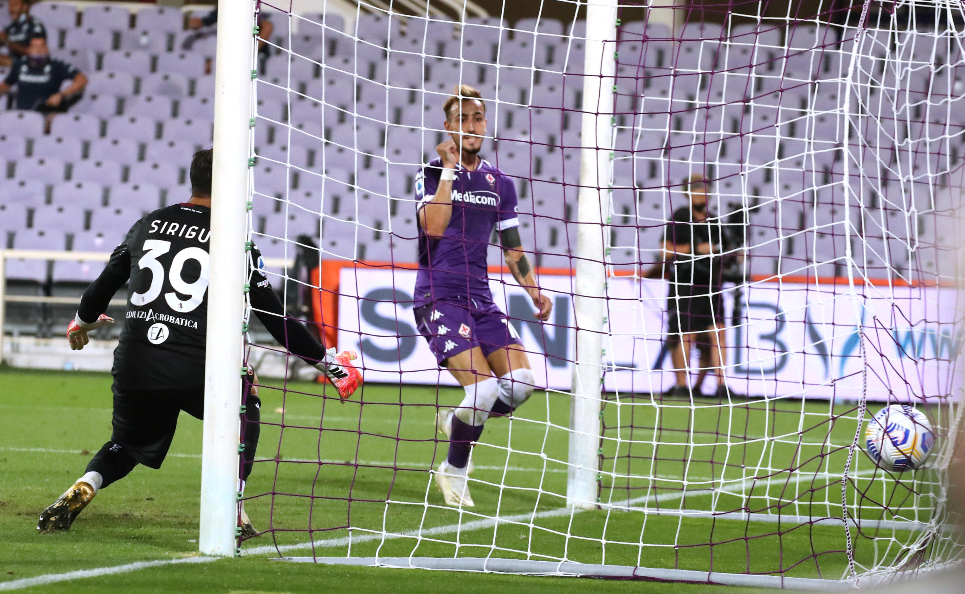 epa08682116 Fiorentina's midfielder Gaetano Castrovilli (C) scores a goal during the Italian Serie A soccer match between ACF Fiorentina and Torino FC at the Artemio Franchi stadium in Florence, Italy, 19 September 2020.  EPA-EFE/CLAUDIO GIOVANNINI