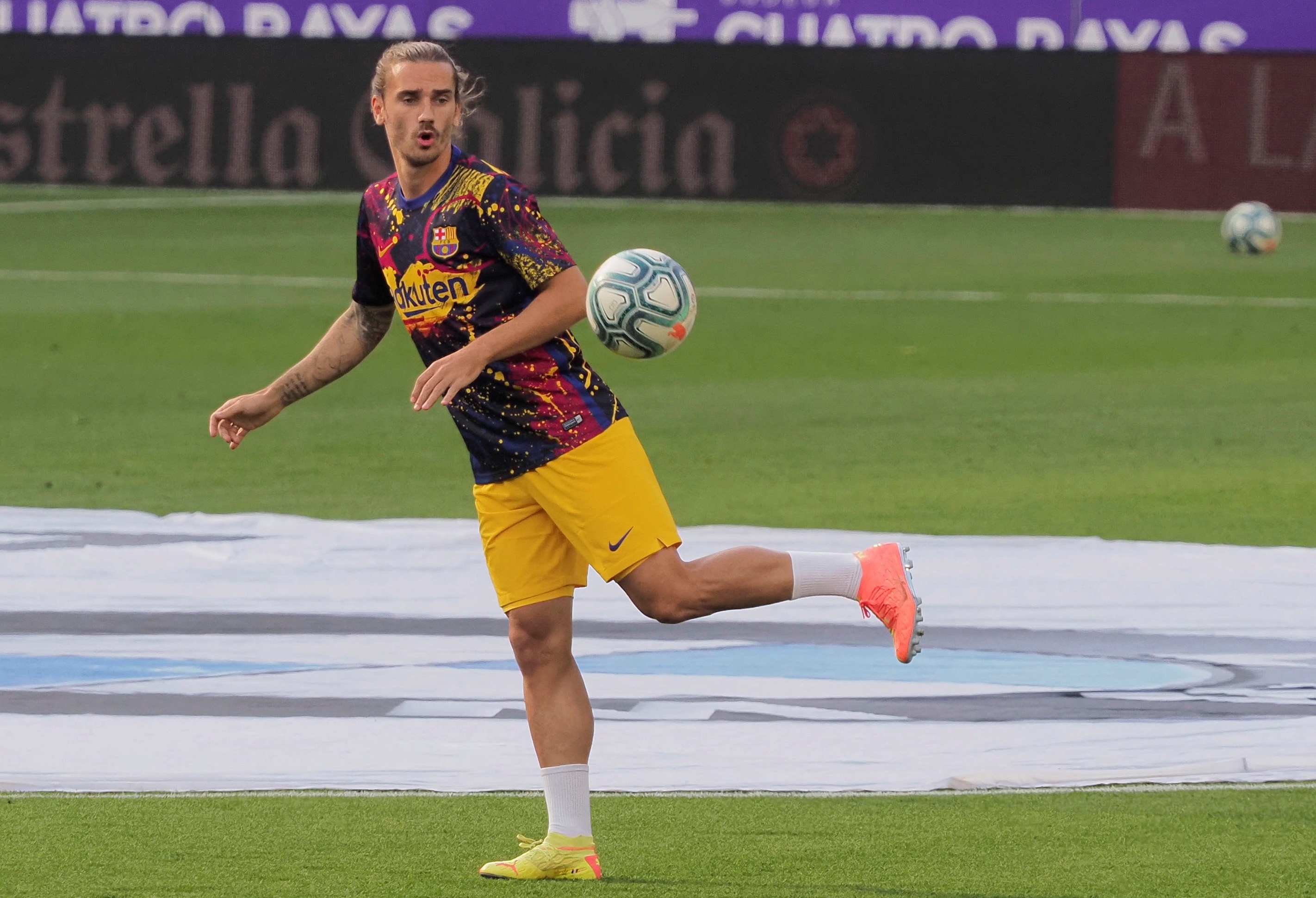 epa08540790 FC Barcelona's striker Antoine Griezmann warms up prior the Spanish LaLiga soccer match between Real Valladolid and FC Barcelona at Jose Zorrilla stadium in Valladolid, Spain, 11 July 2020.  EPA-EFE/R. GARCIA