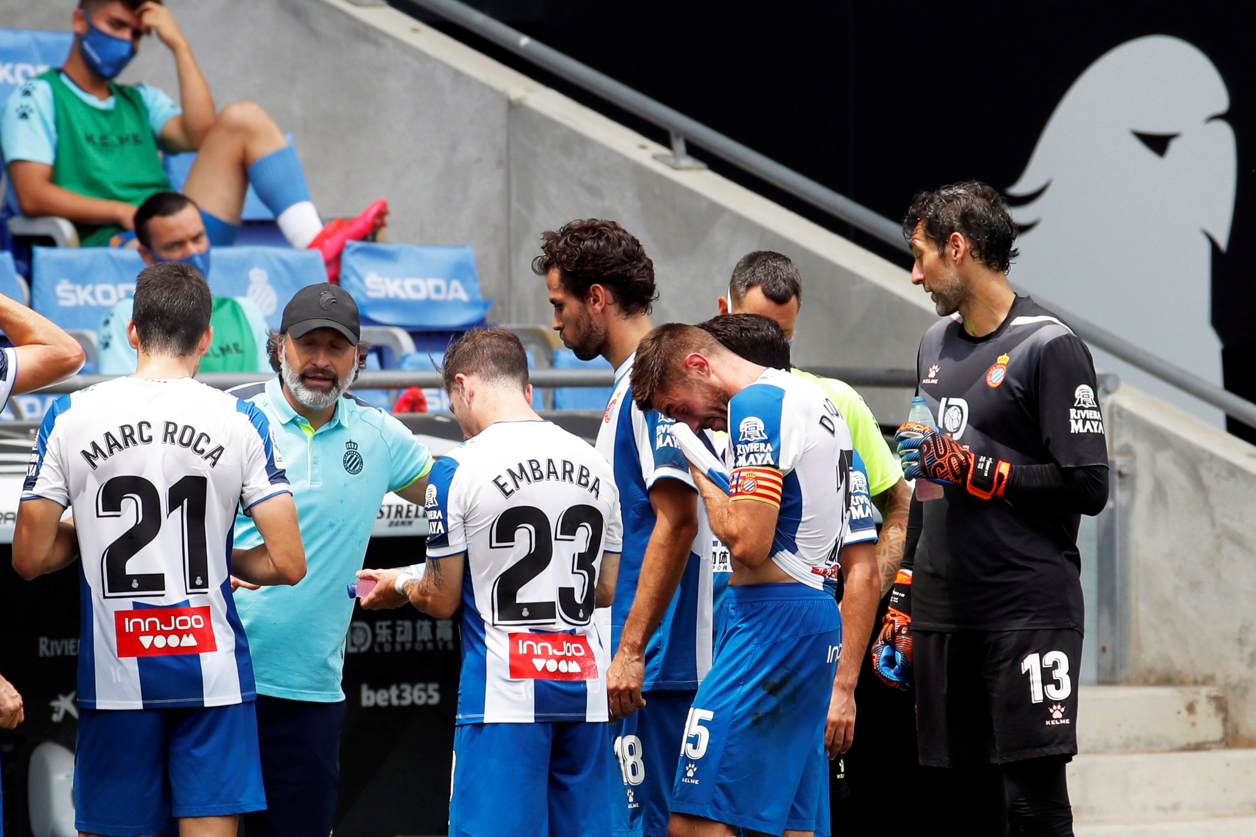 epa08541731 Espanyol's head coach Francisco Rufete (2-L) gives instructions to his players during the Spanish La Liga soccer match between RCD Espanyol and SD Eibar at RCD Stadium in Barcelona, Spain, 12 July 2020.  EPA-EFE/TONI ALBIR