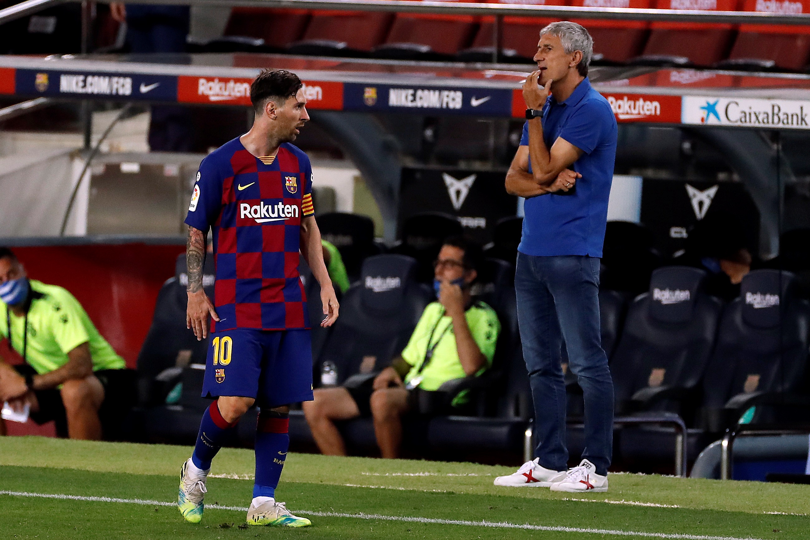 epa08535568 FC Barcelona's head coach Quique Setien (R) and forward Leo Messi (L) during the Spanish LaLiga soccer match between FC Barcelona and RCD Espanyol at Camp Nou stadium in Barcelona, north-eastern Spain, 08 July 2020.  EPA-EFE/ALBERTO ESTEVEZ
