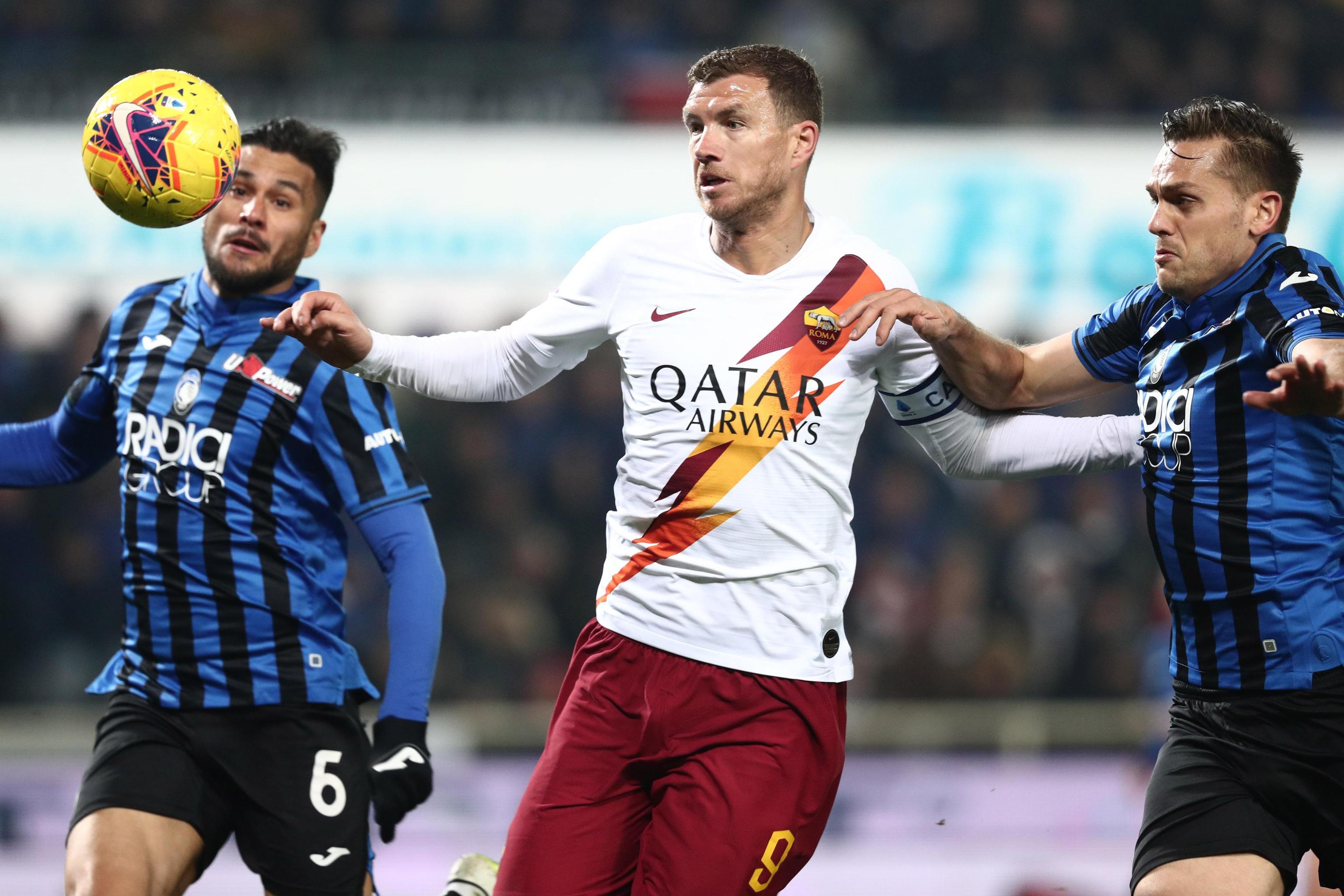 epa08220578 Roma's Edin Dzeko (C) contrastated by Atalanta's Rafael Toloi (R) and Jose Palomino during the Italian Serie A soccer match Atalanta BC vs AS Roma at the Gewiss Stadium in Bergamo, Italy, 15 February 2020.  EPA-EFE/PAOLO MAGNI