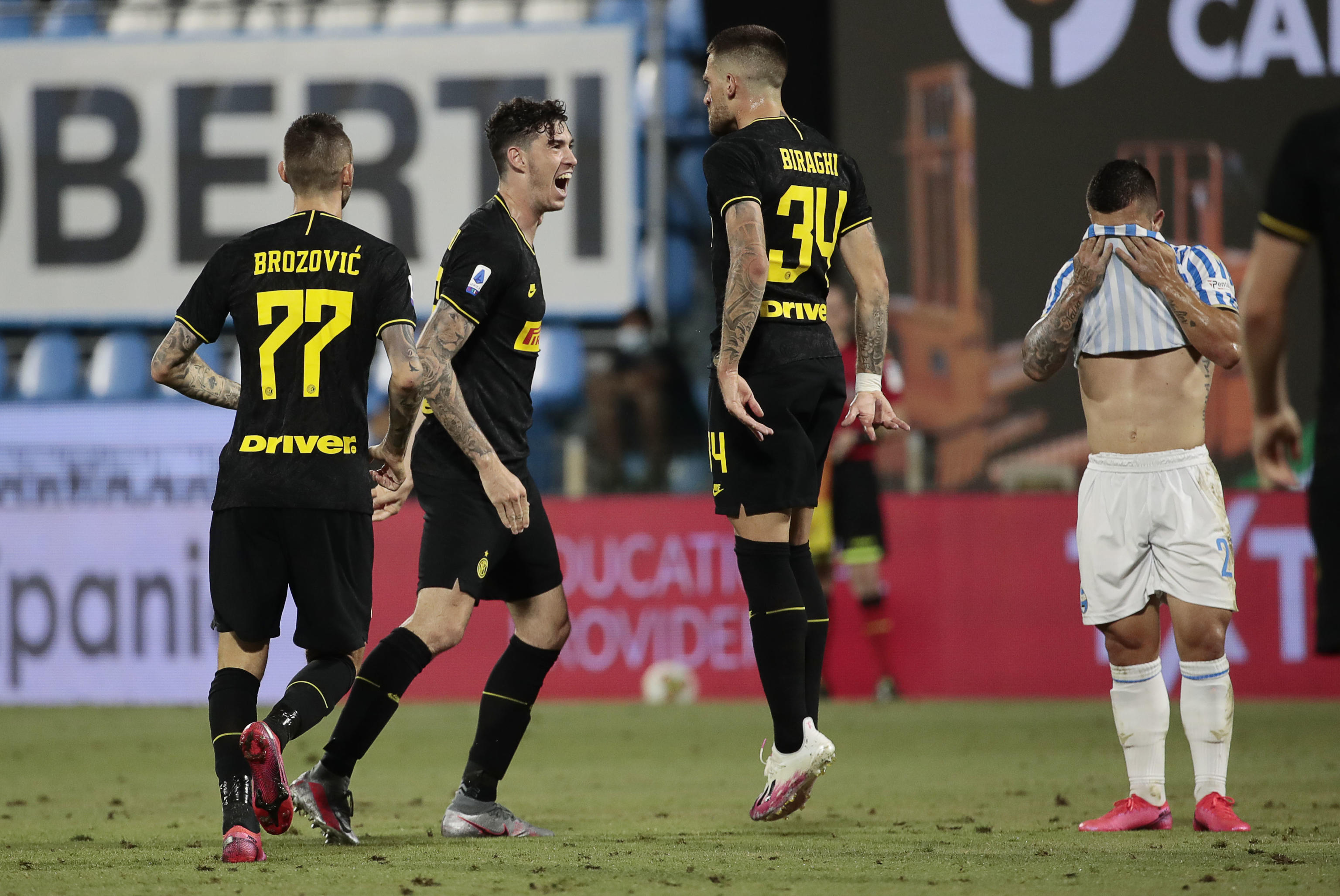 epa08550875 Inter's Cristiano Biraghi  jubilates with his teammates after scoring the goal during the Italian Serie A soccer match S.P.A.L vs FC Inter at Paolo Mazza stadium in Ferrara, Italy, 16 July 2020.  EPA-EFE/ELISABETTA BARACCHI