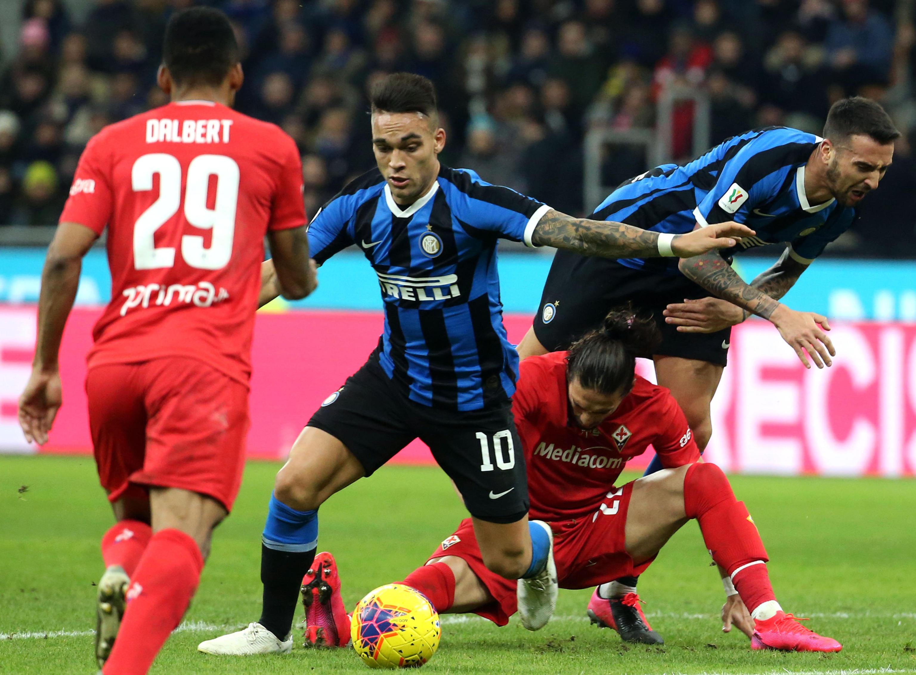 epa08176928 Inter's Lautaro Martinez (C) in action during the Italian Cup quarter finals soccer match between FC Inter and ACF Fiorentina at the Giuseppe Meazza stadium in Milan, Italy, 29 January 2020.  EPA-EFE/MATTEO BAZZI