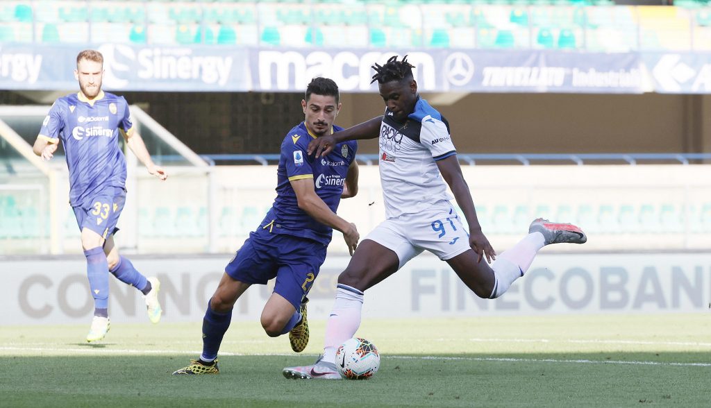epa08553797 Atalanta?s Duvan Zapata (R) scores the 0-1 goal during the Italian Serie A soccer match between Hellas Verona FC and Atalanta BC at the Marcantonio Bentegodi stadium in Verona, Italy, 18 July 2020.  EPA-EFE/SIMONE VENEZIA