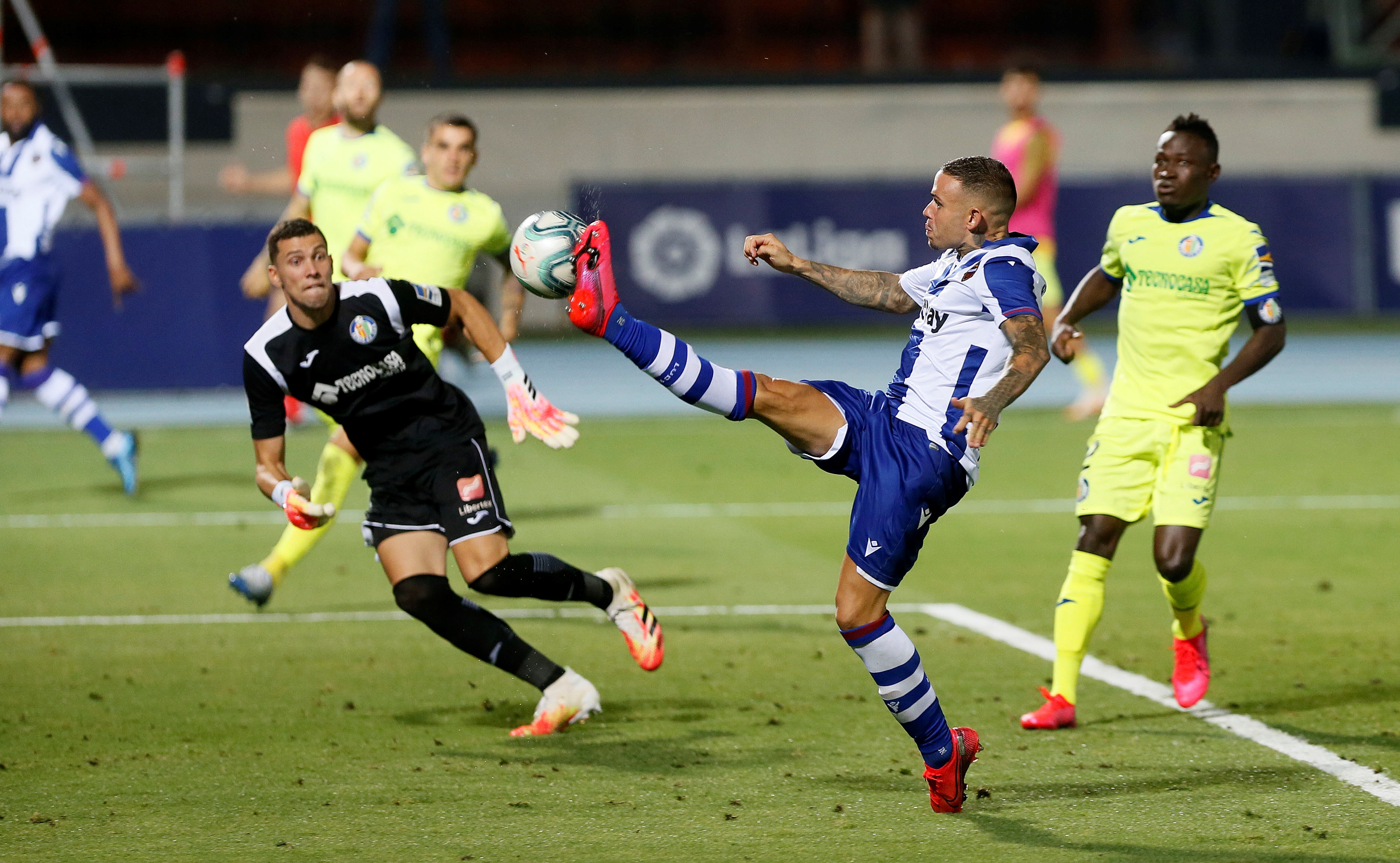epa08555637 Levante's Mauro Arambarri (C) in action during the Spanish LaLiga soccer match between Levante and Getafe held at Camilo Cano stadium, in La Nucia, Alicante, Spain, 19 July 2020.  EPA-EFE/Manuel Lorenzo
